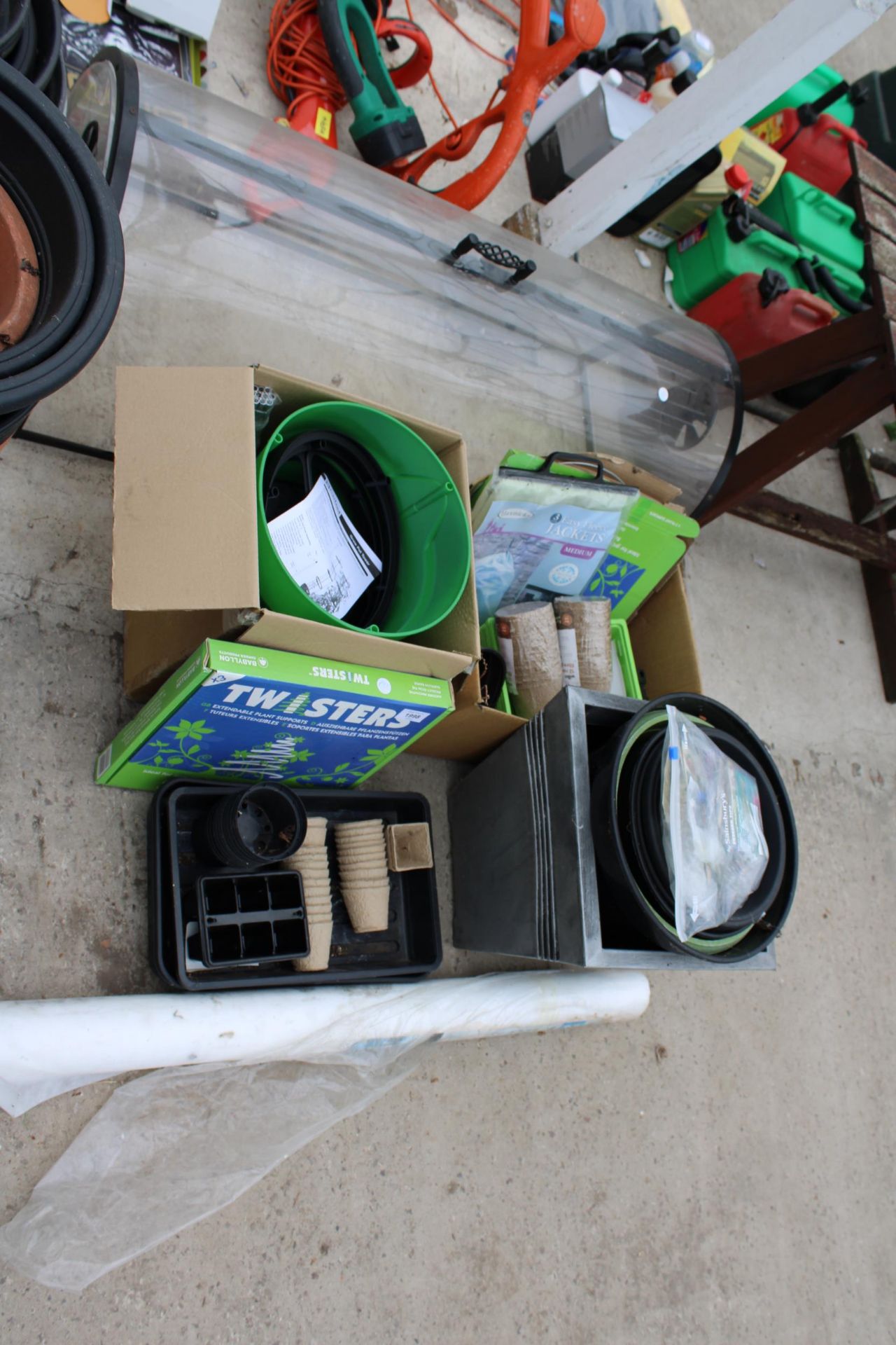 AN ASSORTMENT OF GARDEN ITEMS TO INCLUDE FLEECE JACKETS, PLANT POTS AND PLANT SUPPORTS ETC - Image 3 of 3