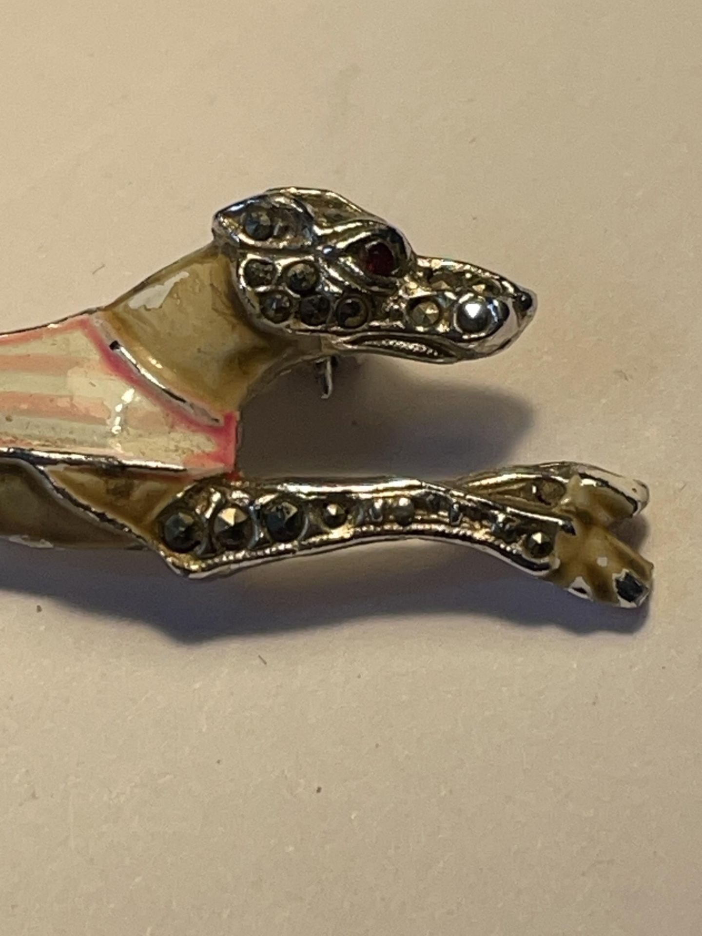 A VINTAGE ENAMELLED GREYHOUND BROOCH WITH A PRESENTATION BOX - Image 3 of 5