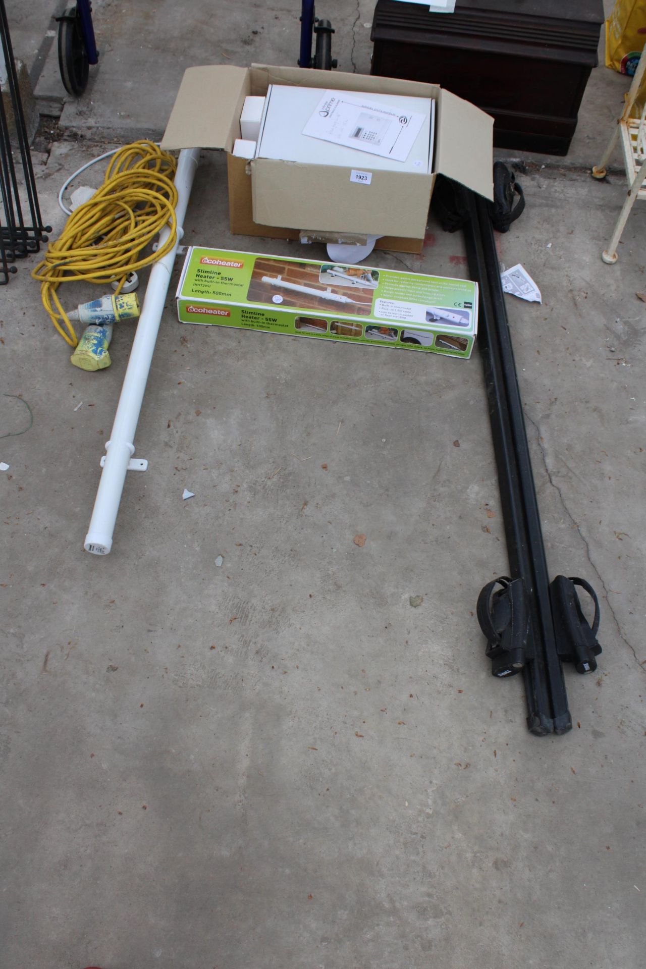 AN ASSORTMENT OF ITEMS TO INCLUDE A 110V EXTENSION LEAD, ROOF BARS AND A HEATER ETC