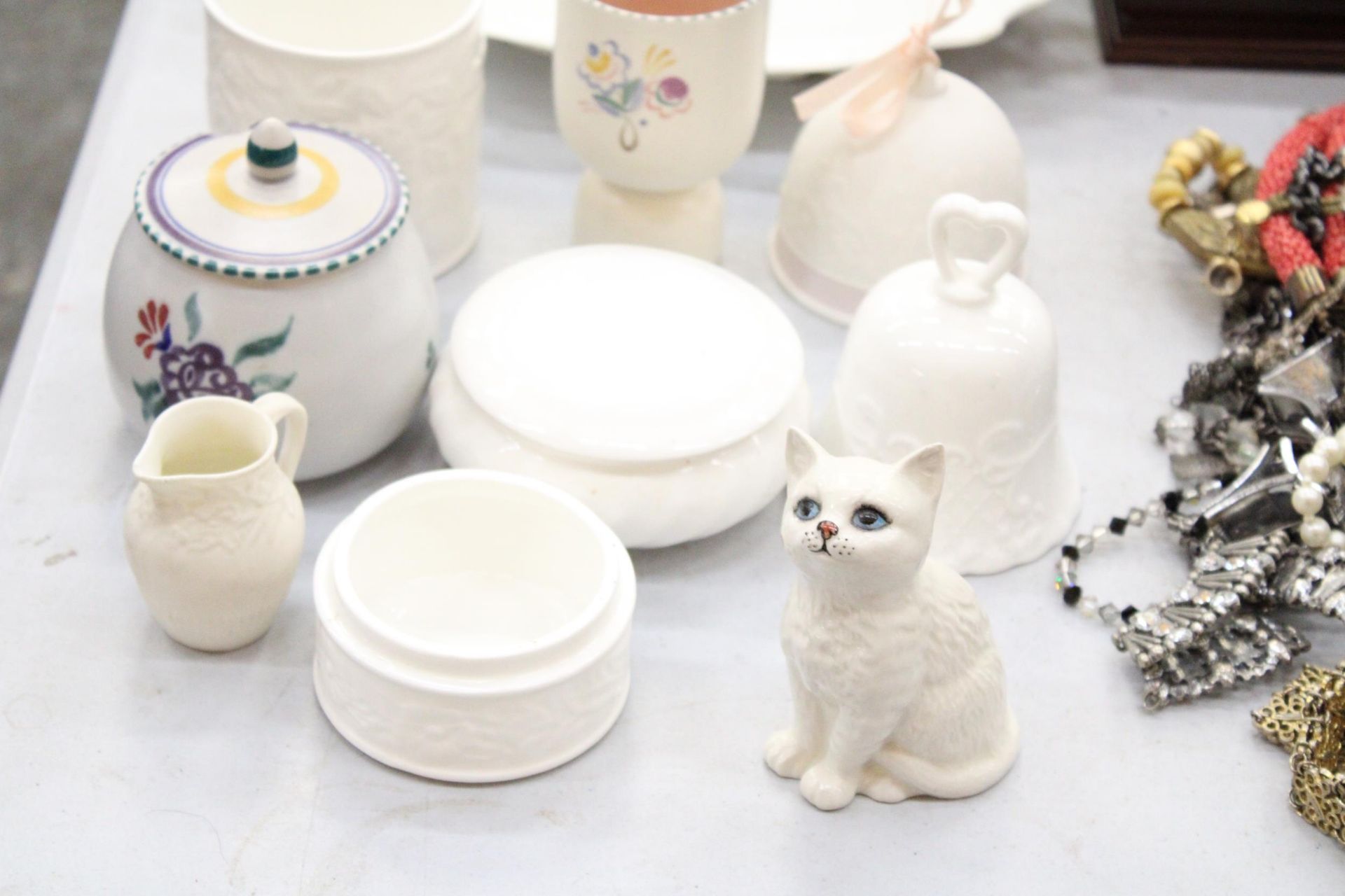 A MIXED LOT OF CERAMICS TO INCLUDE A POOLE VASE, BESWICK CAT ETC - Image 4 of 5