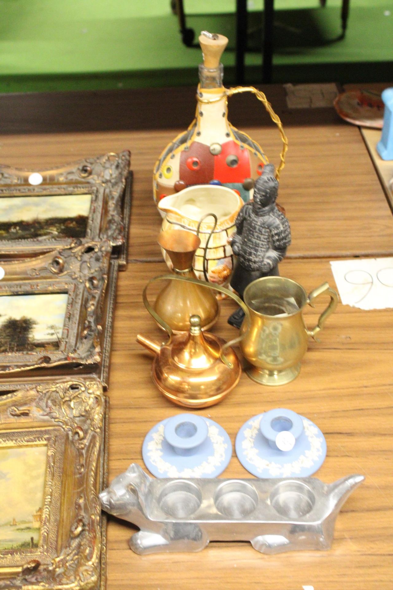 A MIXED LOT TO INCLUDE WEDGWOOD JASPERWARE CANDLESTICKS, COPPER AND BRASS, A WARRIOR FIGURE, WINE