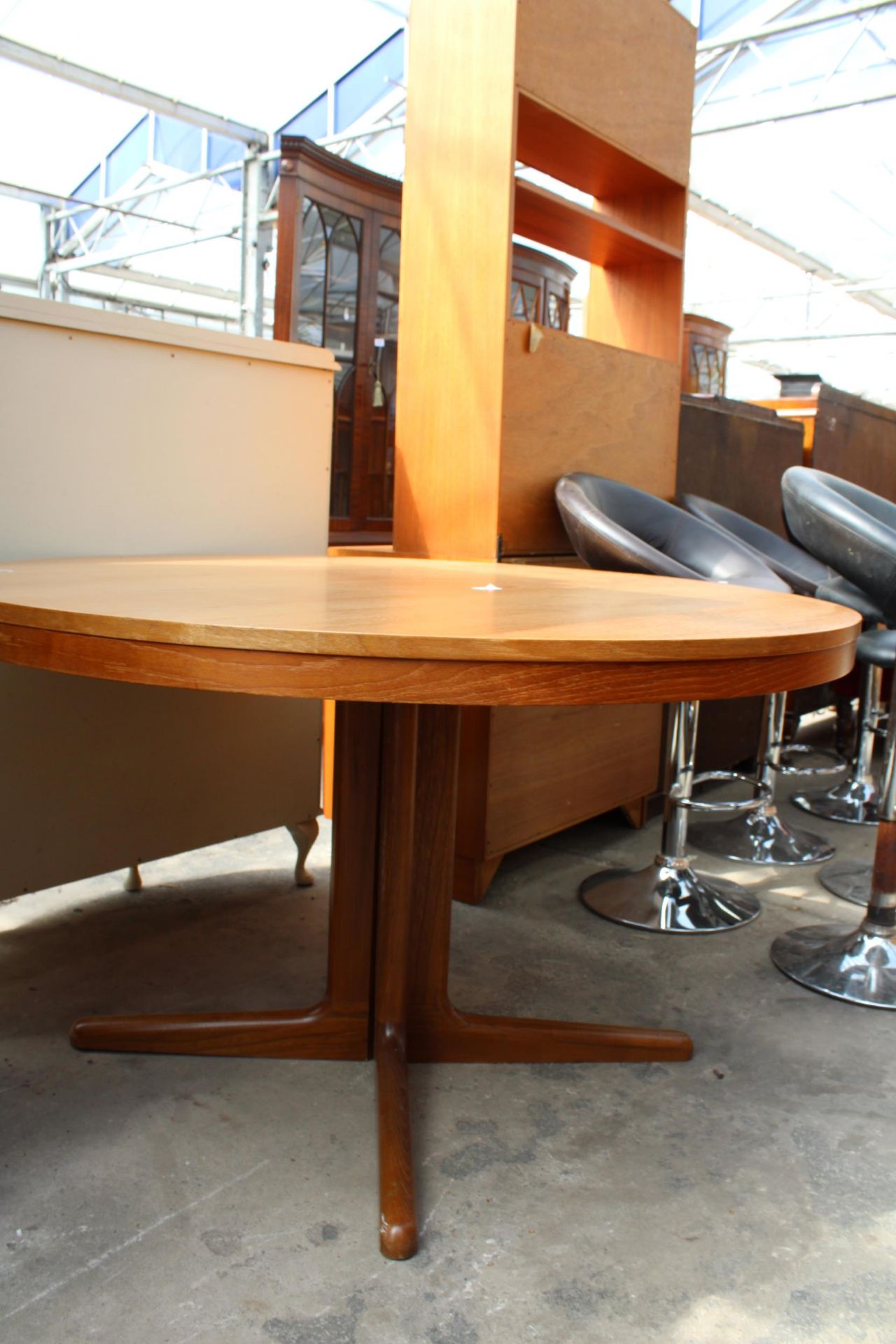 A RETRO TEAK 47.5" DIAMETER DINING TABLE ON PEDESTAL BASE, LACKING SPARE LEAF - Image 2 of 2