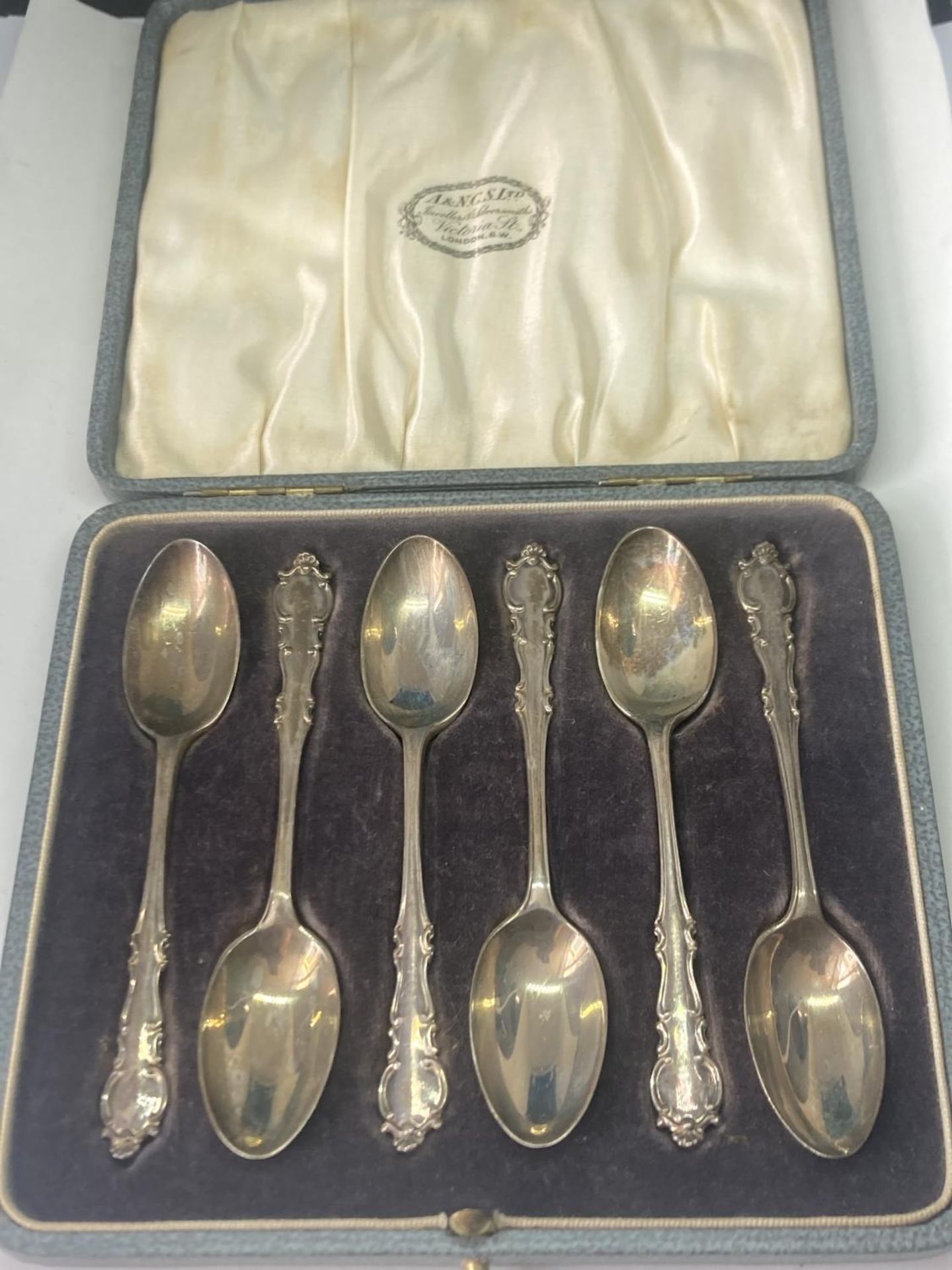 A SET OF SIX HALLMARKED LONDON TEASPOONS IN A PRESENTATION BOX - Image 2 of 8