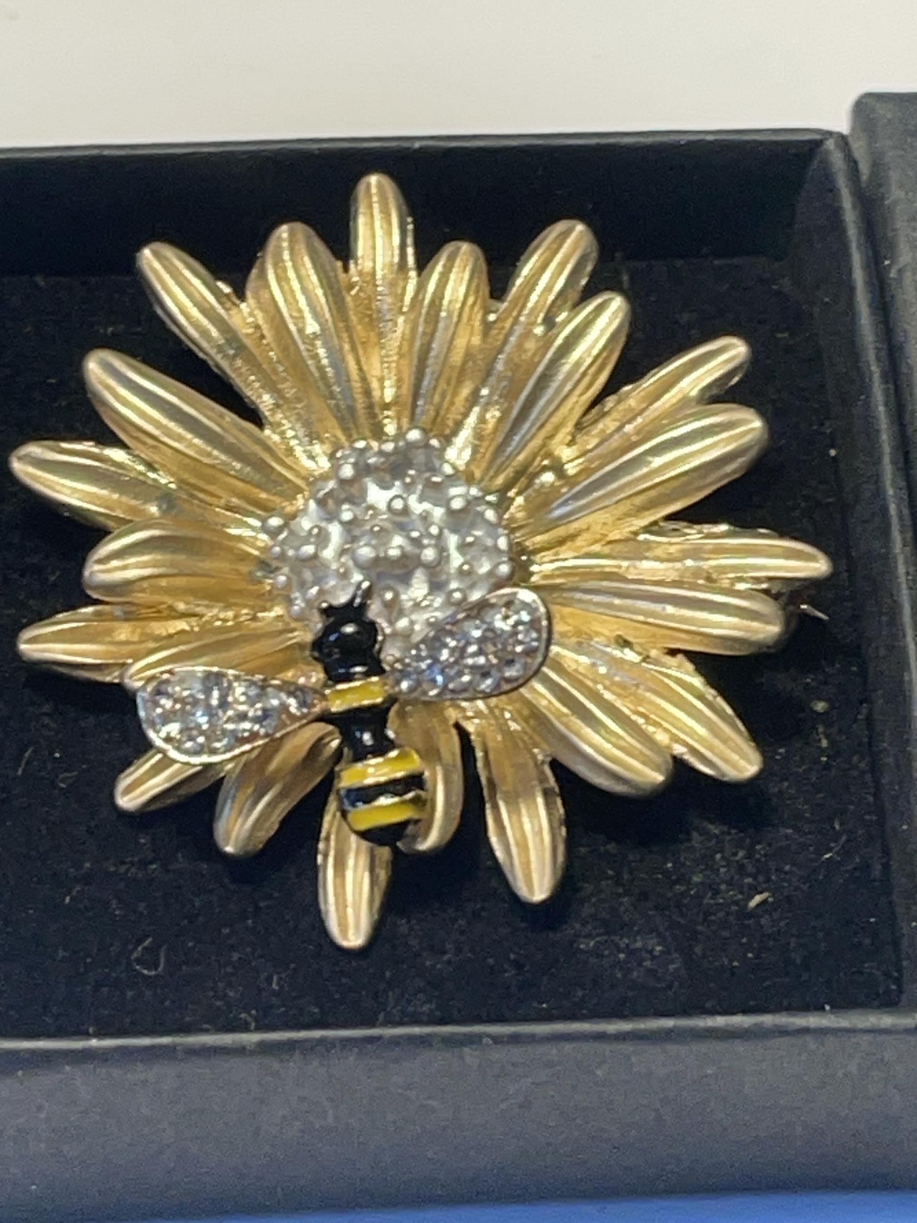 A MANCHESTER BEE BROOCH FROM THE MANCHESTER SHOP IN A PRESENTATION BOX - Image 2 of 4