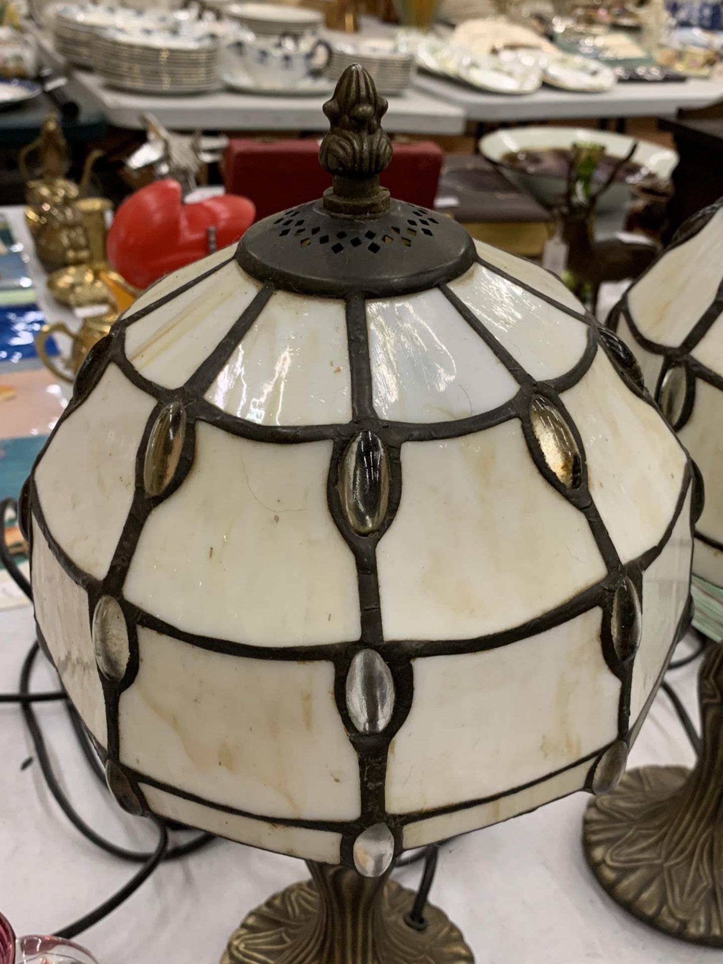 A PAIR OF TIFFANY STYLE CYLINDRICAL GLASS TABLE LAMPS WITH WHITE AND AMBER SHADES - Image 3 of 4