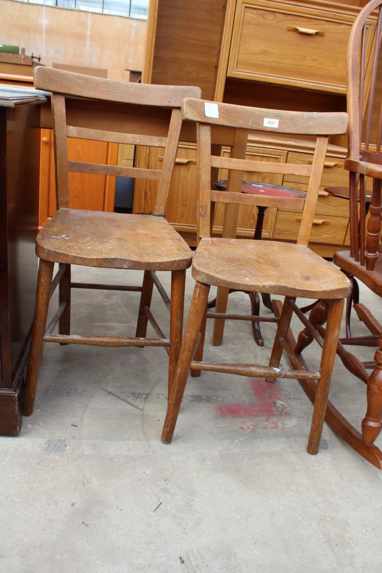 A PAIR OF MID 20TH CENTURY ELM AND BEECH KITCHEN CHAIRS - Image 2 of 2