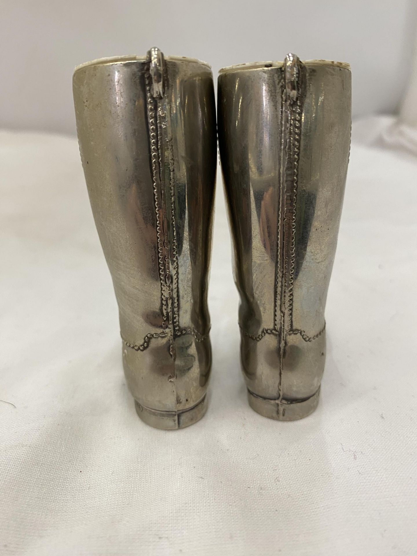 A PAIR OF SILVER PLATED BOOT SALTS WITH INNERS - Image 5 of 6