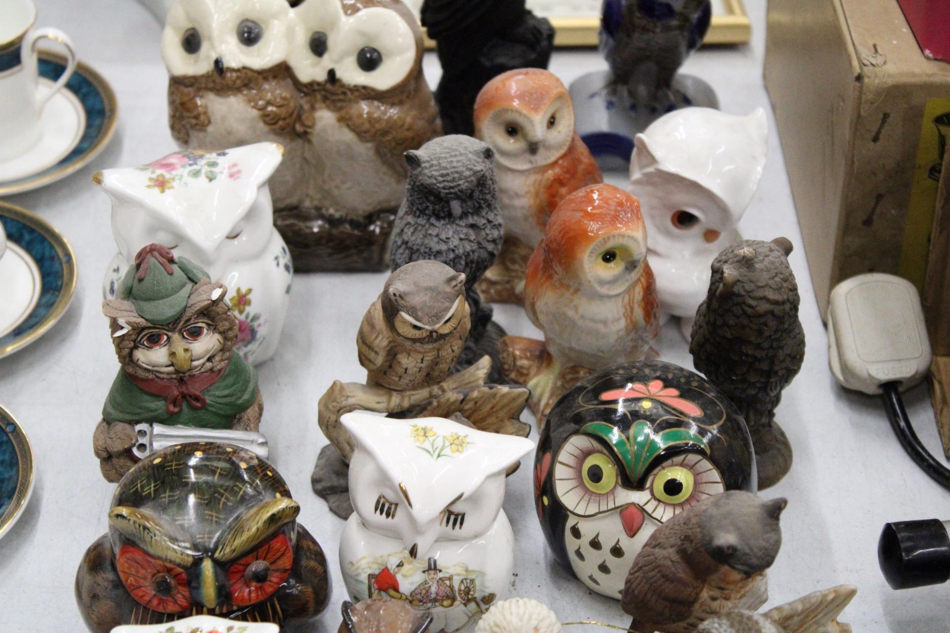 A COLLECTION OF APPROXIMATELY FOURTY OWL ORNAMENTS - Image 3 of 6