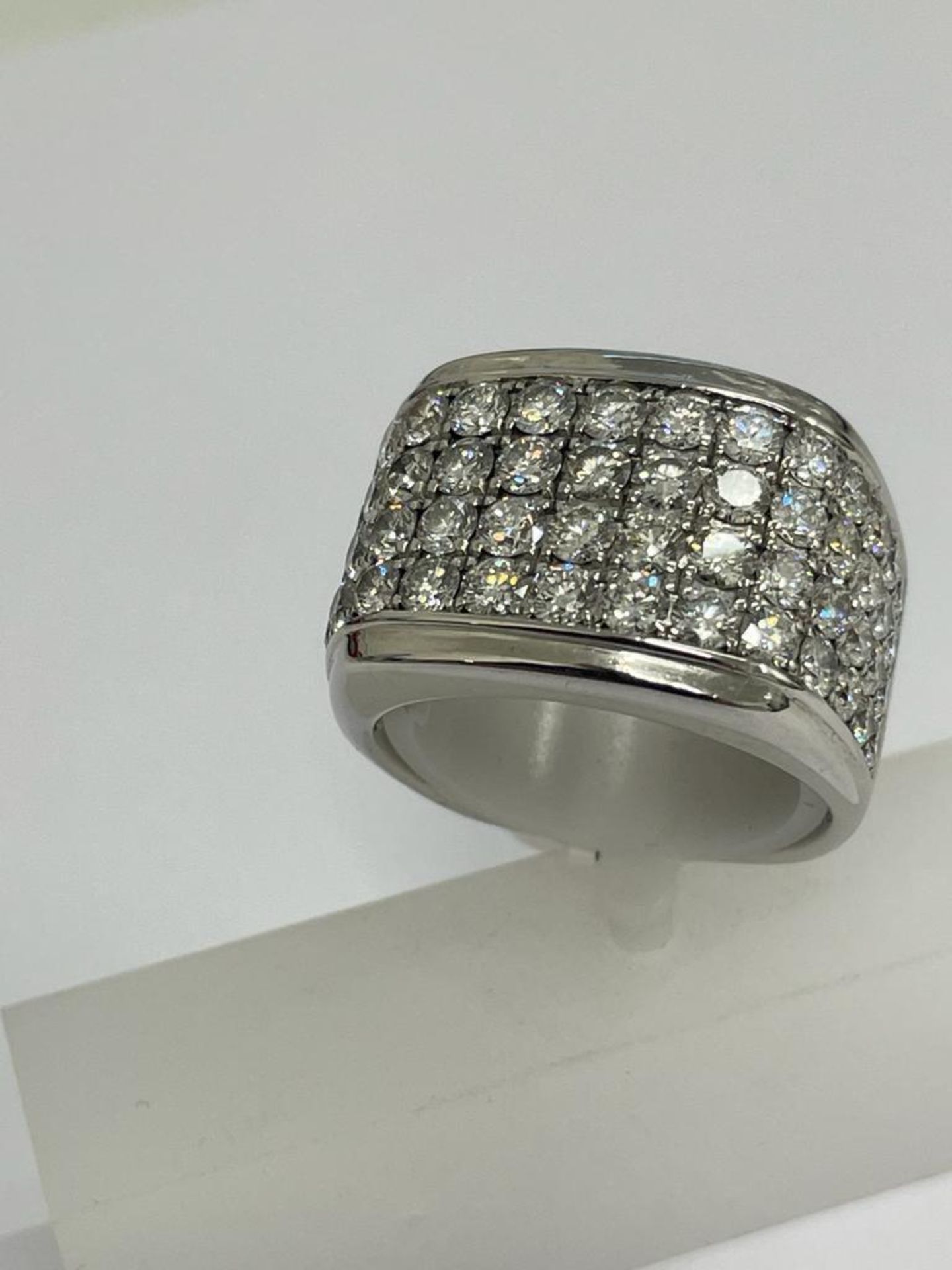 A GENTLEMAN'S 14 CARAT WHITE GOLD RING SET WITH APPROXIMATELY 5 CARATS OF BRILLIANT CUT DIAMONDS, - Image 6 of 8