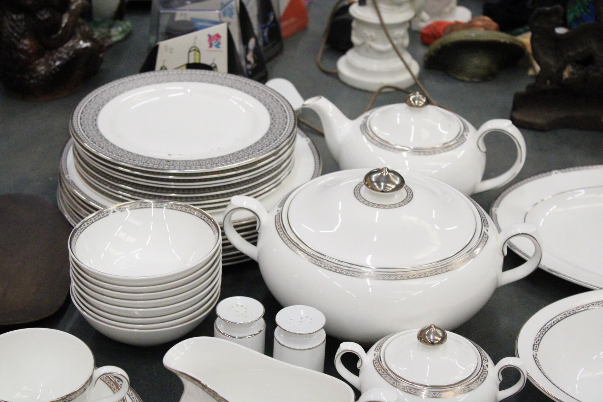 A ROYAL DOULTON 'DRYDEN' DINNER SERVICE TO INCLUDE SERVING BOWLS, VARIOUS SIZES OF PLATES, DESSERT - Image 2 of 6