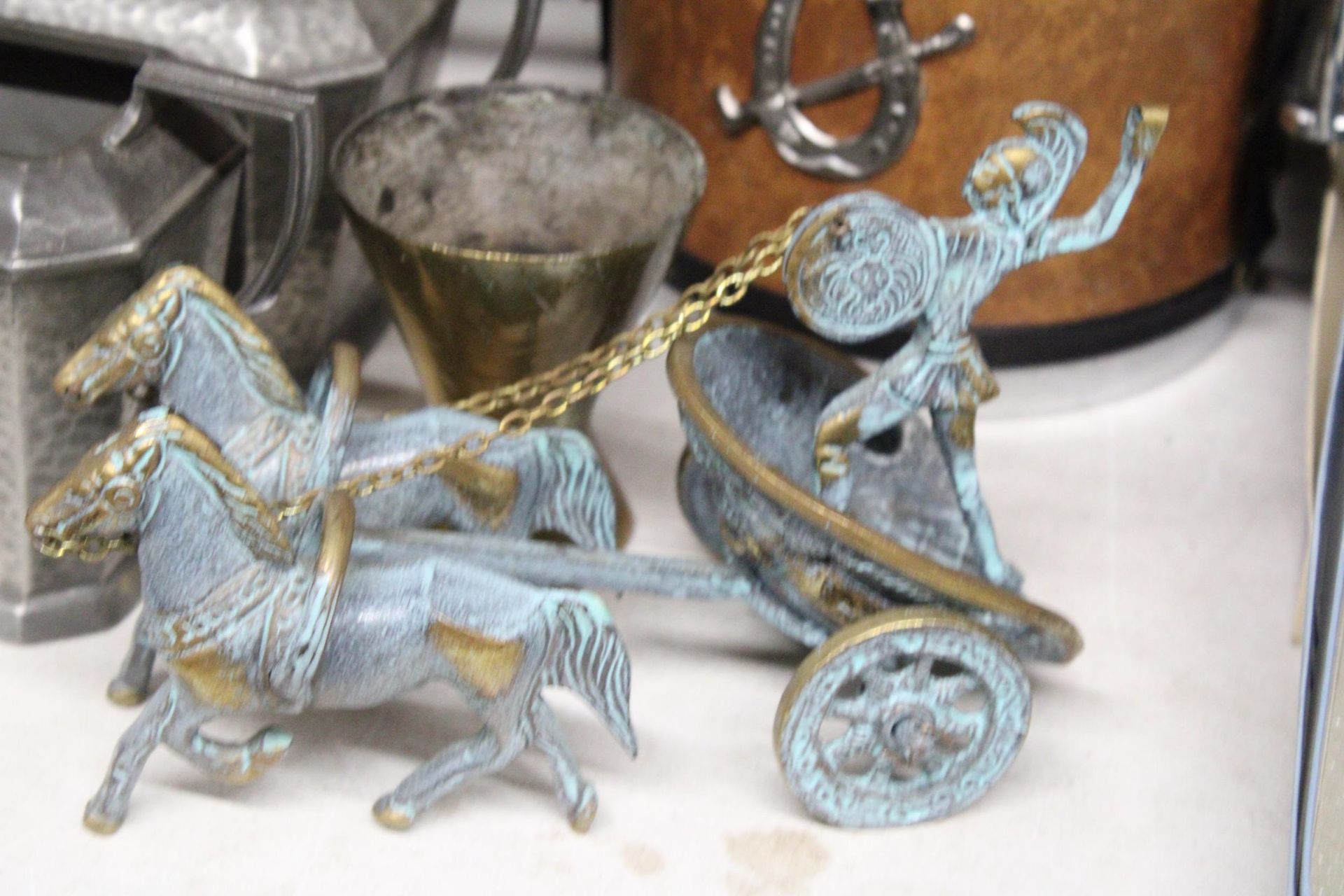 A MIXED LOT TO INCLUDE VINTAGE BOXED TABLESPOONS, HAMMERED PEWTER WARE, A 1970'S HORSE HEAD ICE - Image 6 of 6