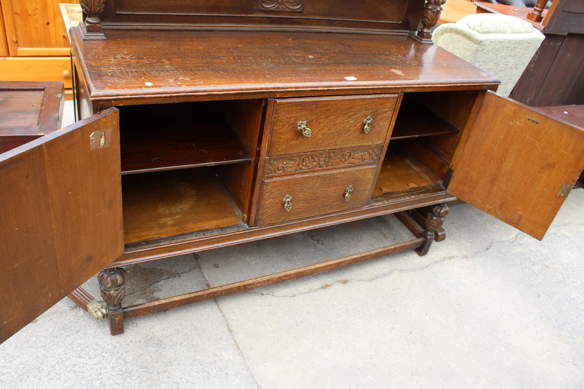A MID 20TH CENTURY OAK SIDEBOARD WITH RAISED BACK, PINEAPPLE COLUMNS AND FRONT LEGS, LABELLED A. - Image 7 of 8