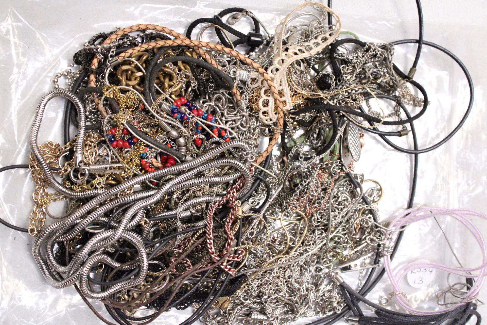 A QUANTITY OF VINTAGE NECKLACES - Image 5 of 6