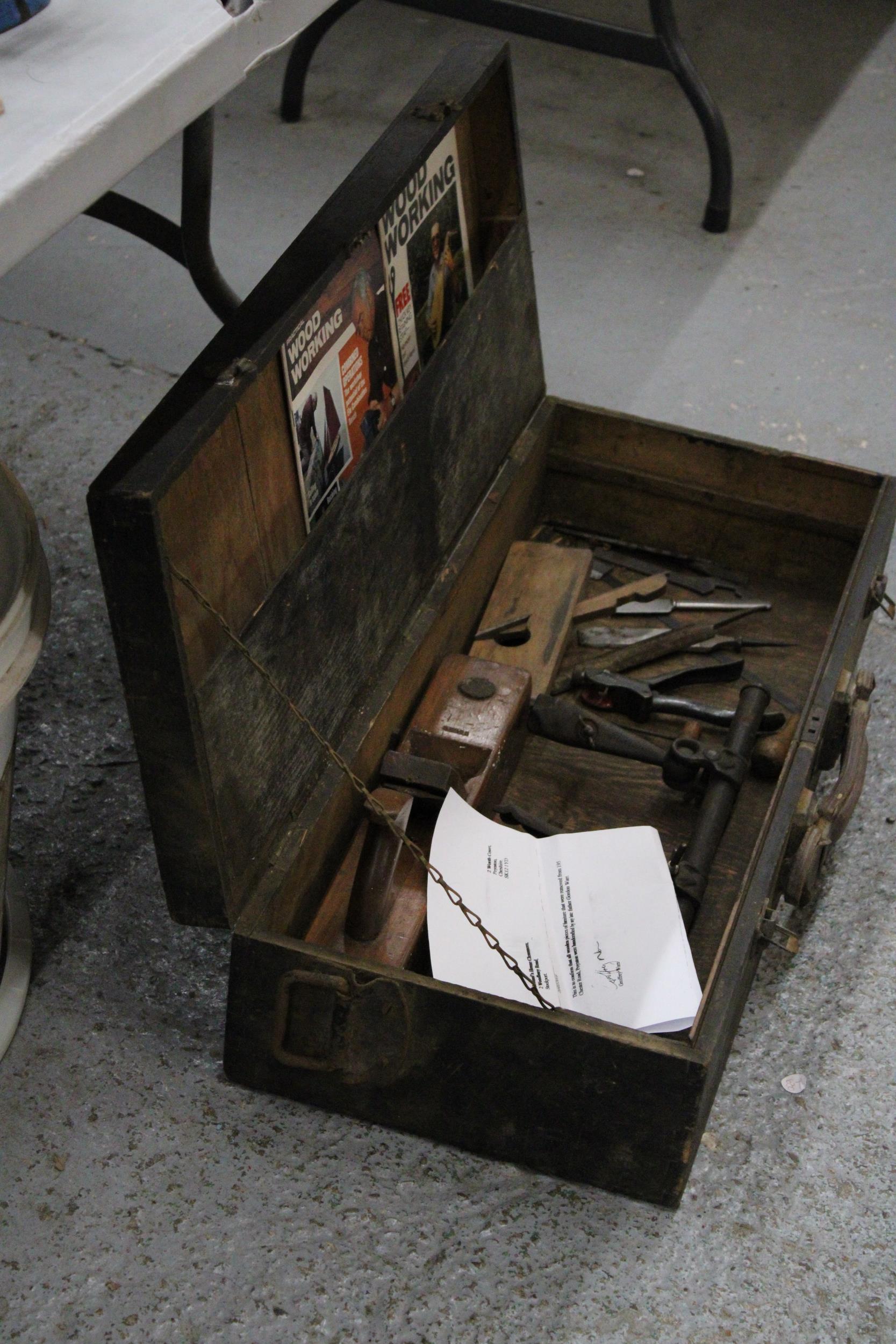 A VINTAGE WOODWORKERS CHEST BEARING INITIAL'S GW WITH TOOLS BELONGING TO RENOWNED CARPENTER GORDON - Image 2 of 6