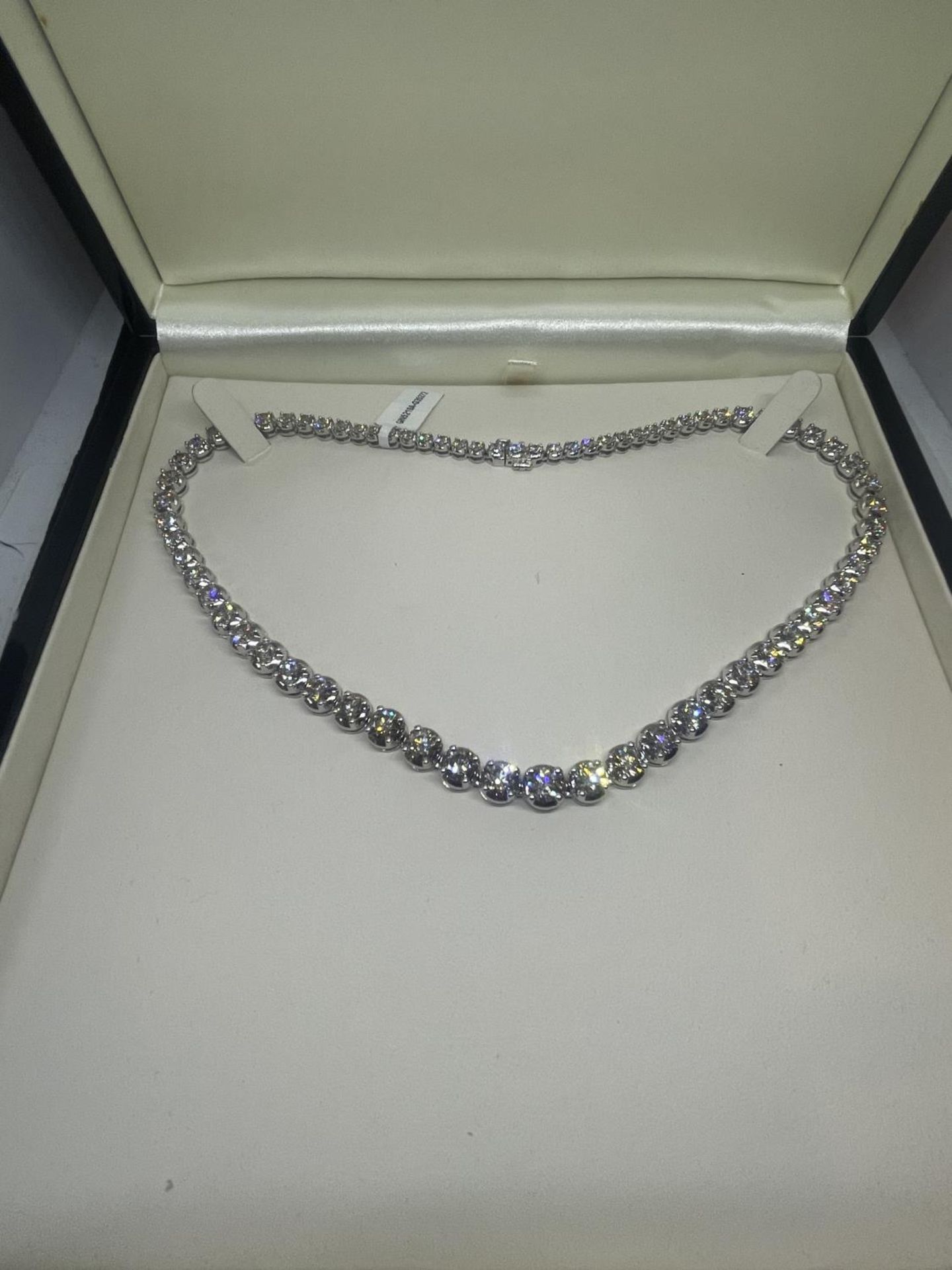 A NEW 9 CARAT WHITE GOLD NECKLACE, SET WITH BRILLIANT CUT DIAMONDS IN FOUR CLAW SETTINGS - DIAMOND - Image 2 of 5