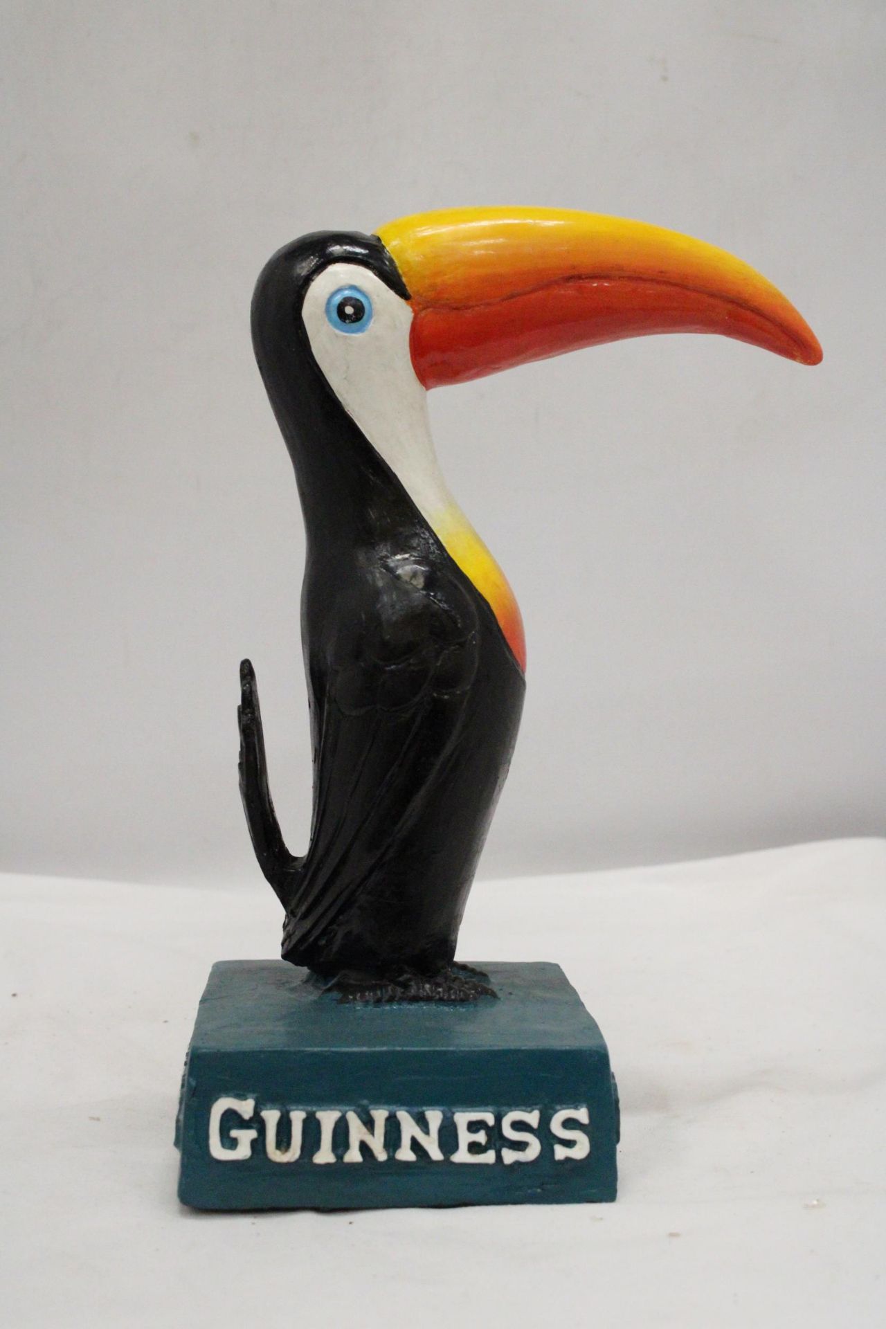 A LARGE RESIN 'GUINNESS' TOUCAN, HEIGHT 30CM