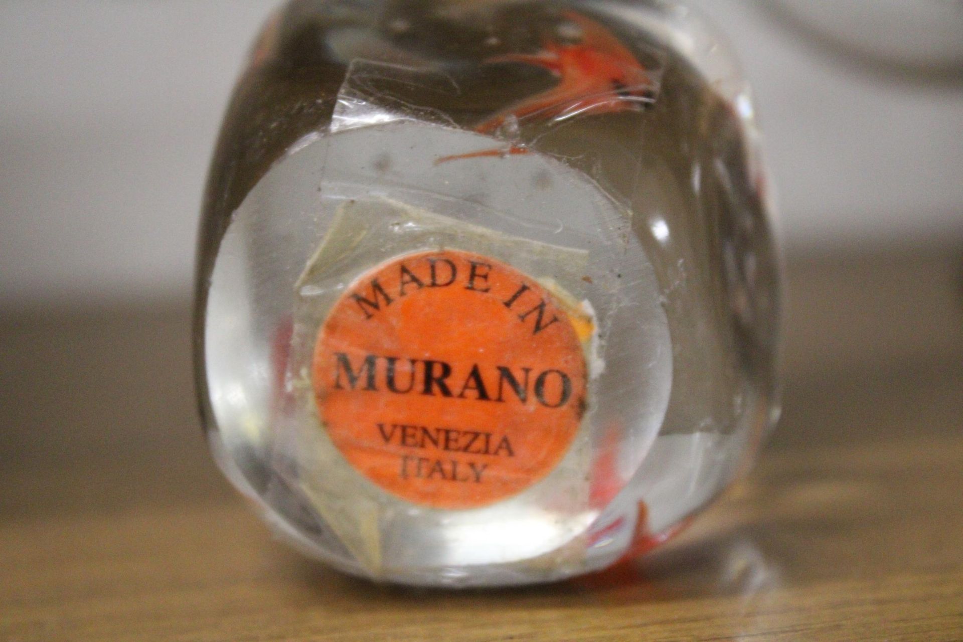 A VINTAGE MURANO GOLDFISH PAPERWEIGHT, WITH STICKER TO THE BASE - Bild 4 aus 4