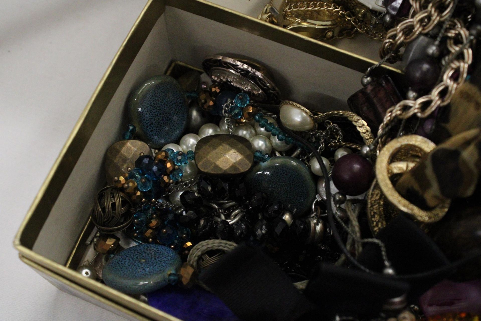 A QUANTITY OF COSTUME JEWELLERY TO INCLUDE NECKLACES, EARRINGS, BANGLES, ETC, IN A DOMED BOX - Bild 4 aus 5