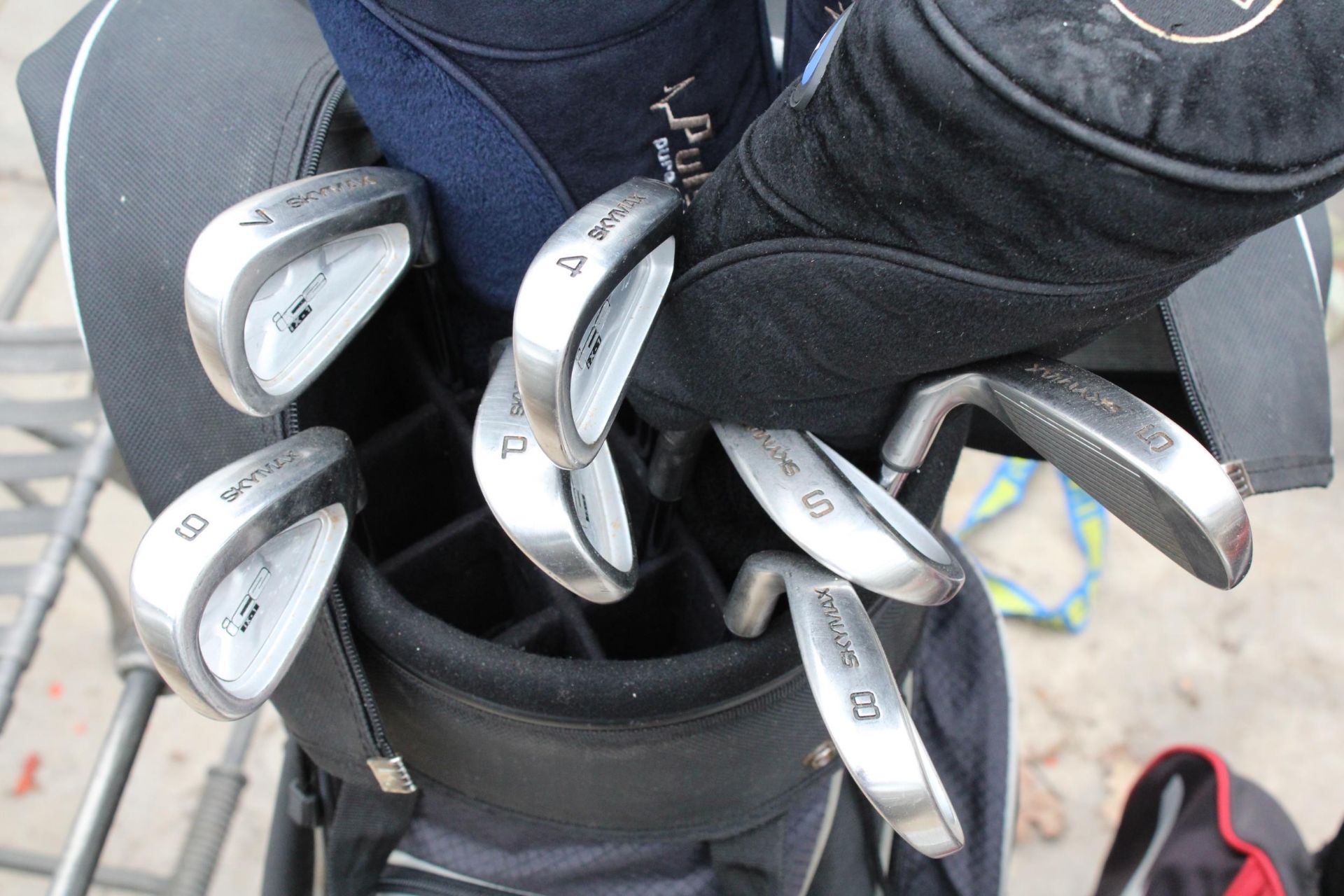 TWO GOLF BAGS WITH A LARGE ASSORTMENT OF GOLF CLUBS TO INCLUDE HIPPO, SKYMAX AND LYNX ETC - Image 3 of 4