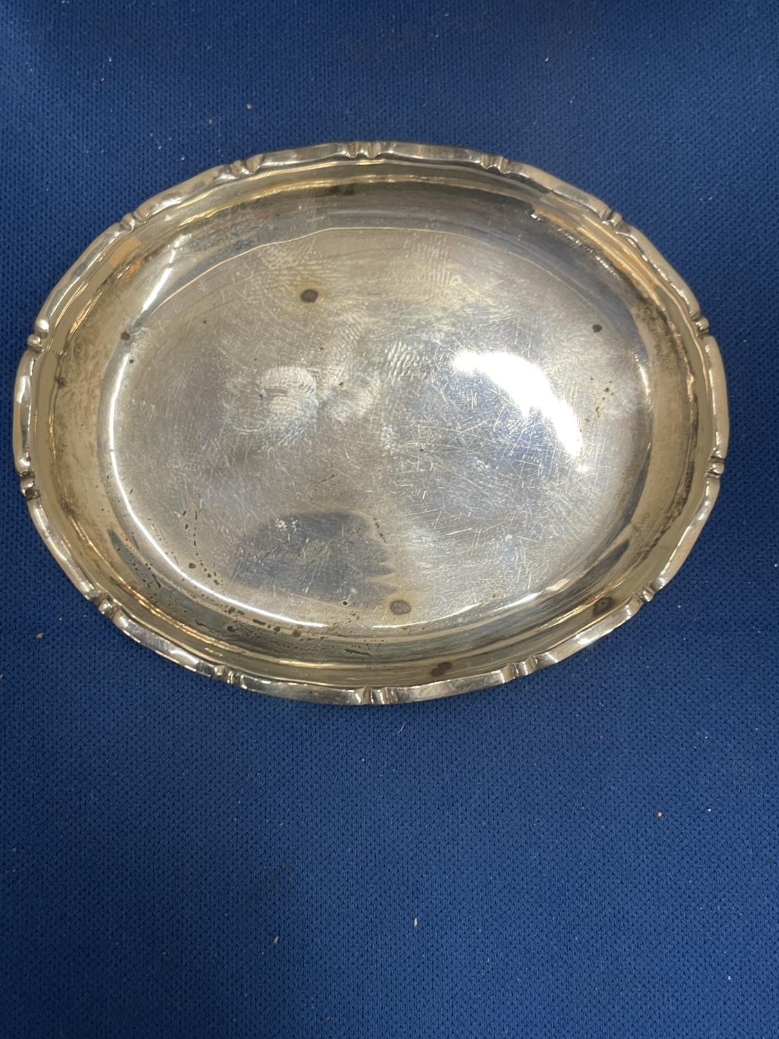 THREE SILVER ITEMS TO INCLUDE A BIRMINGHAM HALLMARKED AND ENAMELLED TRINKET LID, A LONDON HALLMARKED - Image 4 of 12
