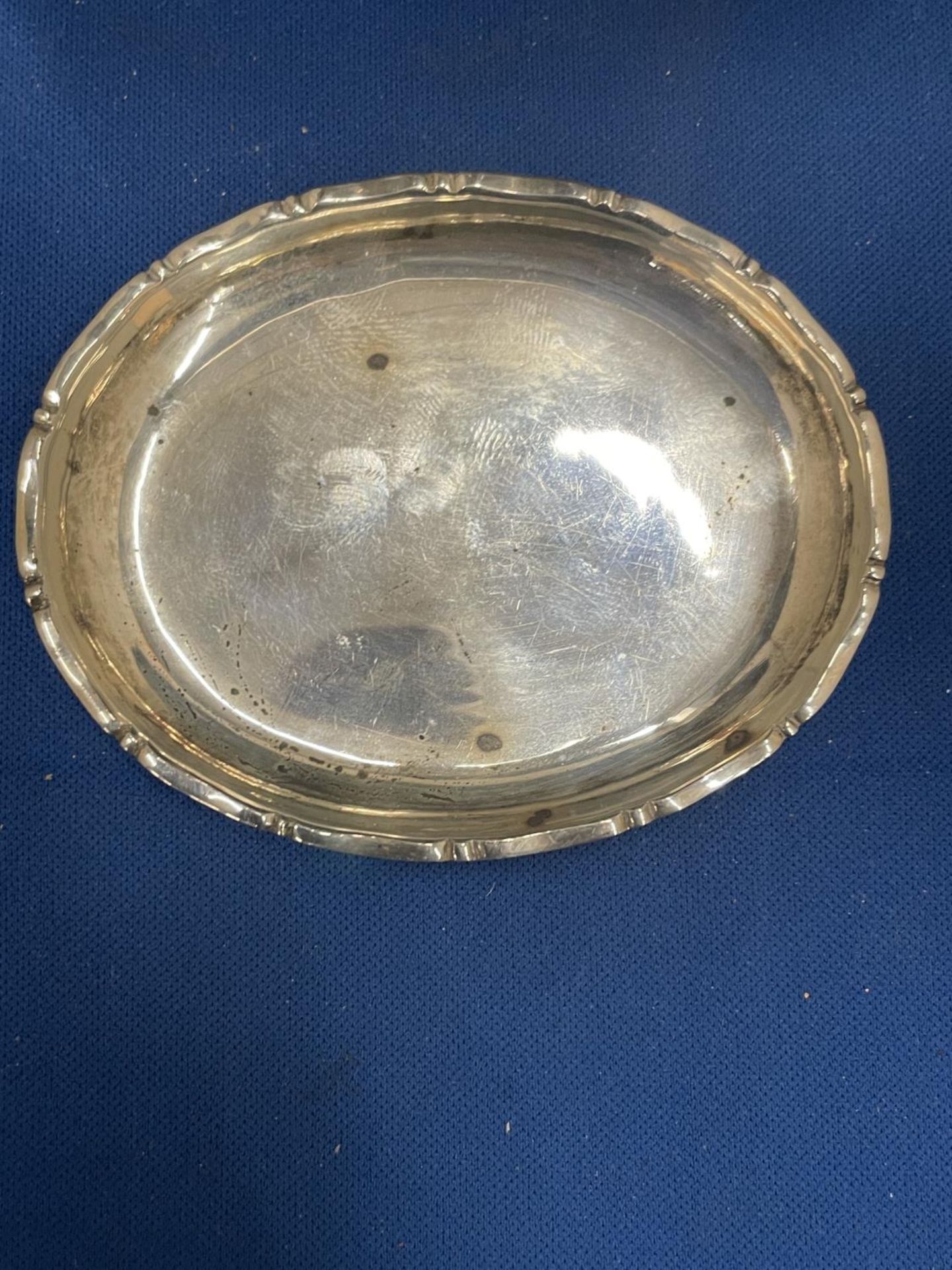 THREE SILVER ITEMS TO INCLUDE A BIRMINGHAM HALLMARKED AND ENAMELLED TRINKET LID, A LONDON HALLMARKED - Image 4 of 12