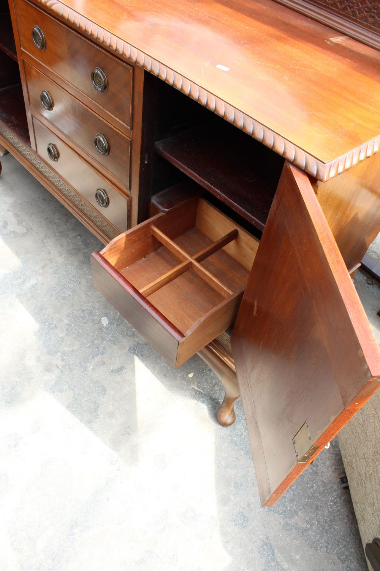 A LATE VICTORIAN MAHOGANY MIRROR-BACK SIDEBOARD ON CABRIOLE LEGS, ROPE EDGE, TWO TURNED AND FLUTED - Image 7 of 7