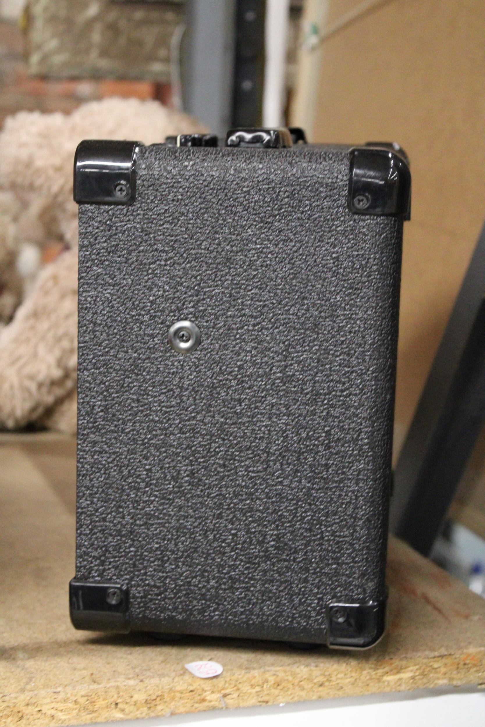 A KUSTOM KGA 10 LEAD GUITAR AMPLIFIER, WORKING AT TIME OF CATALOGUING, NO WARRANTY GIVEN - Image 2 of 4