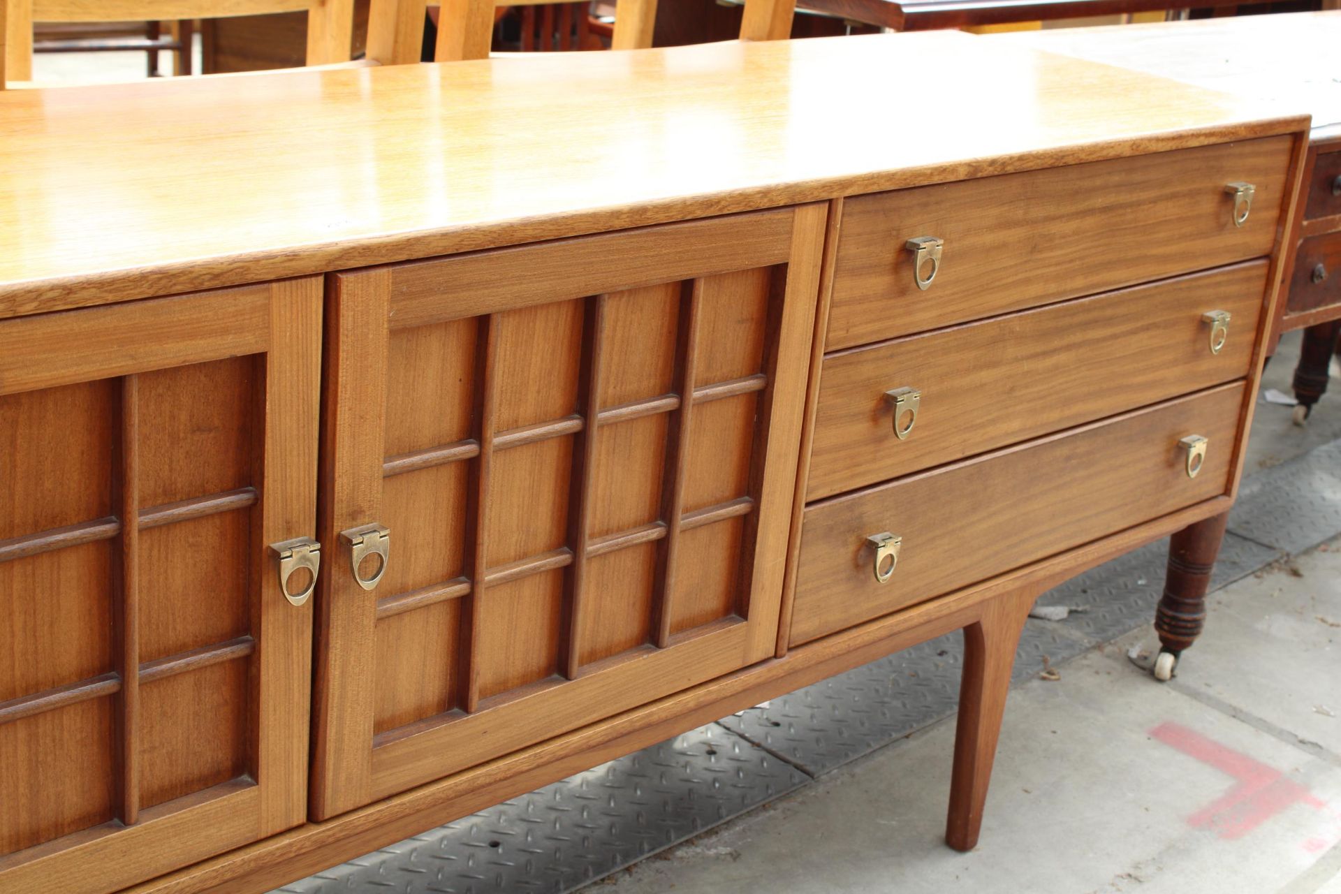 A RETRO TEAK YOUNGER SIDEBOARD ENCLOSING THREE CUPBOARDS, THREE DRAWERS, 81" WIDE - Image 5 of 5
