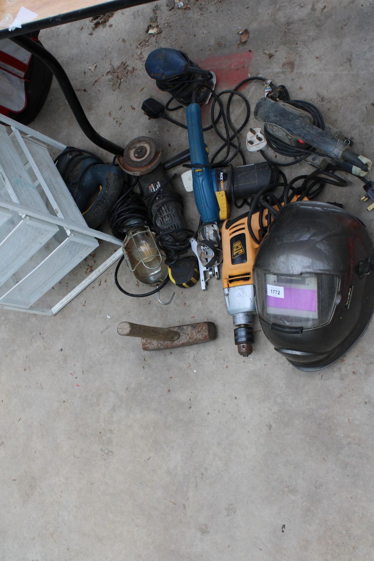 AN ASSORTMENT OF POWER TOOLS TO INCLUDE SANDERS, GRINDERS AND A WELDING MASK ETC - Image 2 of 2