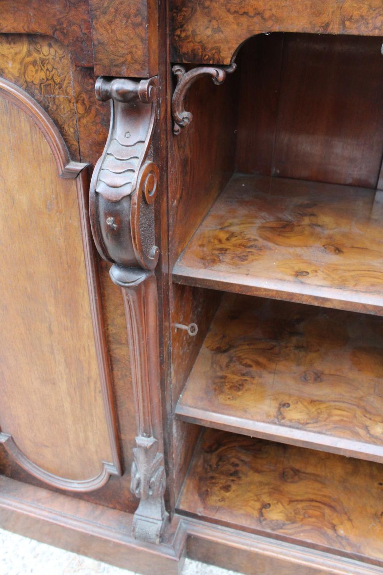 A VICTORIAN MAHOGANY AND WALNUT BREAKFRONT SIDEBOARD ENCLOSING TWO CUPBOARDS 59" WIDE - Image 4 of 7