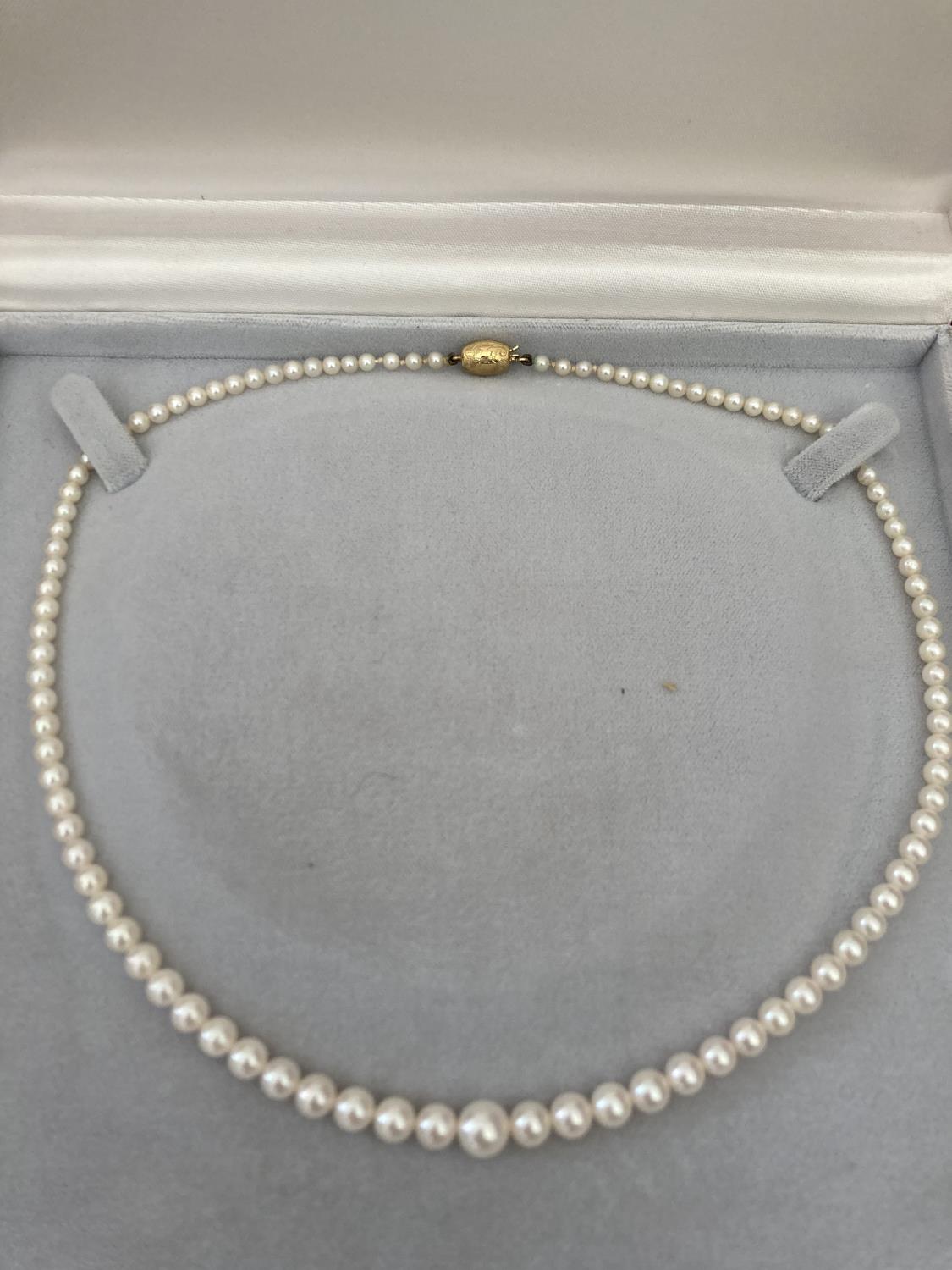 TWO BOXED STRINGS OF PEARLS ONE WITH A 9 CARAT GOLD CLASP AND ONE WITH A SILVER CLASP - Image 5 of 10