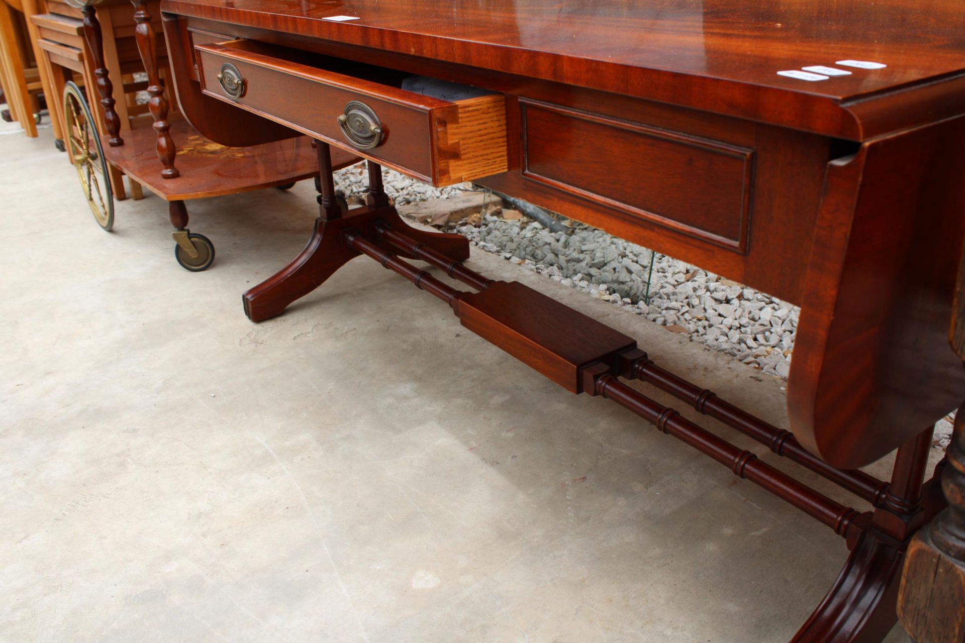 A REPRODUCTION WADE (NO. 16) MAHOGANY AND CROSS BANDED DROP-LEAF COFFEE TABLE WITH ORIGINAL £870 - Image 4 of 4