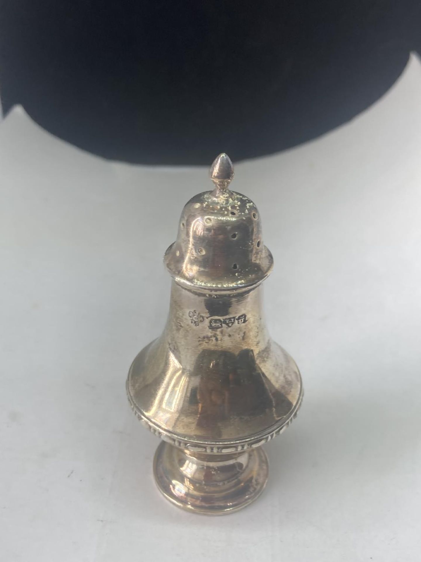 A HALLMARKED CHESTER SILVER PEPPER POT GROSS WEIGHT 47.5 GRAMS - Image 4 of 6