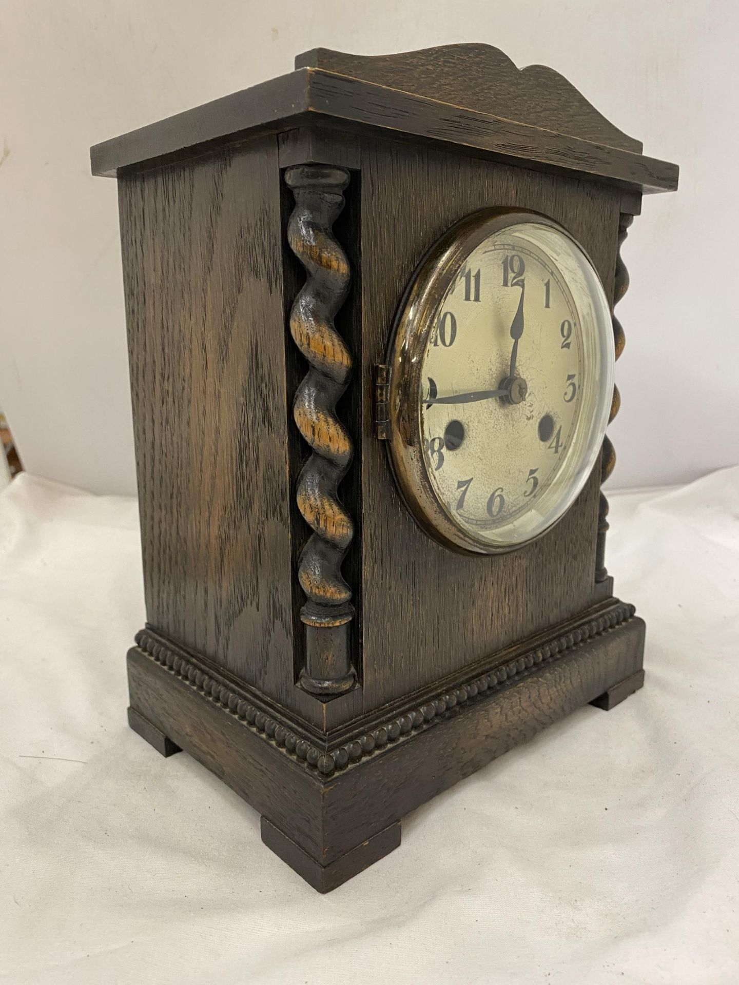 A WOODEN MANTLE CLOCK WITH BARLEY TWIST DESIGN - Image 3 of 7