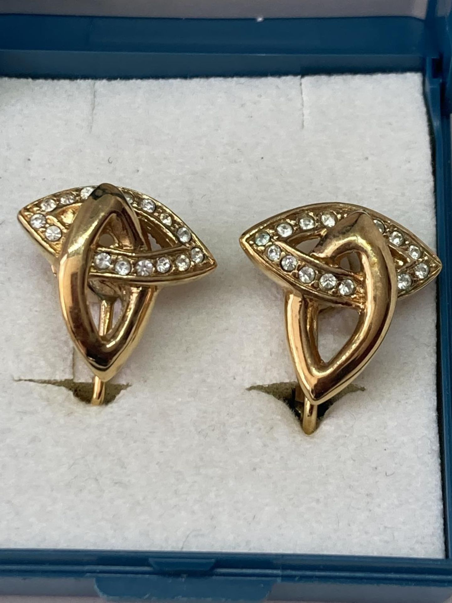 A PAIR OF VINTAGE ATTWOOD GOLD PLATED EARRINGS IN A PRESENTATION BOX - Image 3 of 8