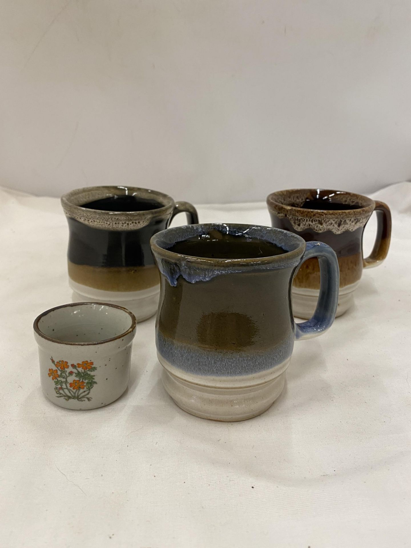 A QUANTITY OF POTTERY TO INCLUDE DRIP GLAZE STUDIO POTTERY MUGS, LARGE TWIN HANDLED GLAZED CRACKLE - Image 10 of 11