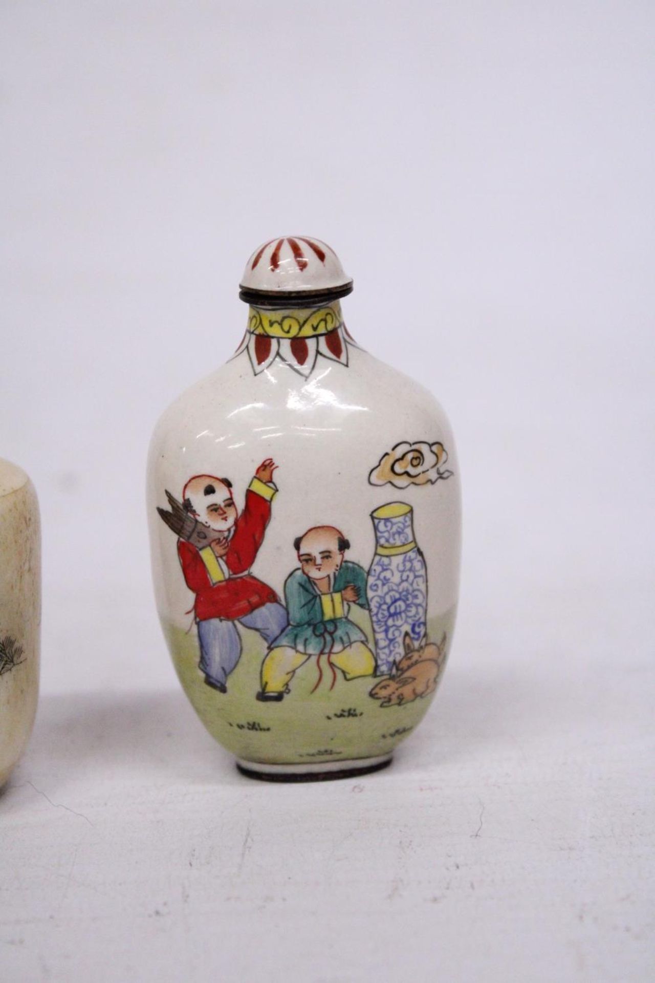 AN ANTIQUE CHINESE CLOISONNE ENAMELLED SNUFF/SCENT BOTTLE SIGNED TO THE BASE PLUS A VINTAGE - Image 5 of 7