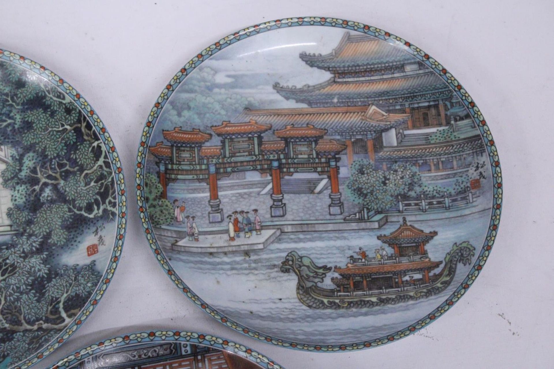 FIVE VINTAGE IMPERIAL JINGDEZHEN PORCELAIN PLATES SCENES FROM THE SUMMER PALACE - 21 CM - Image 4 of 8