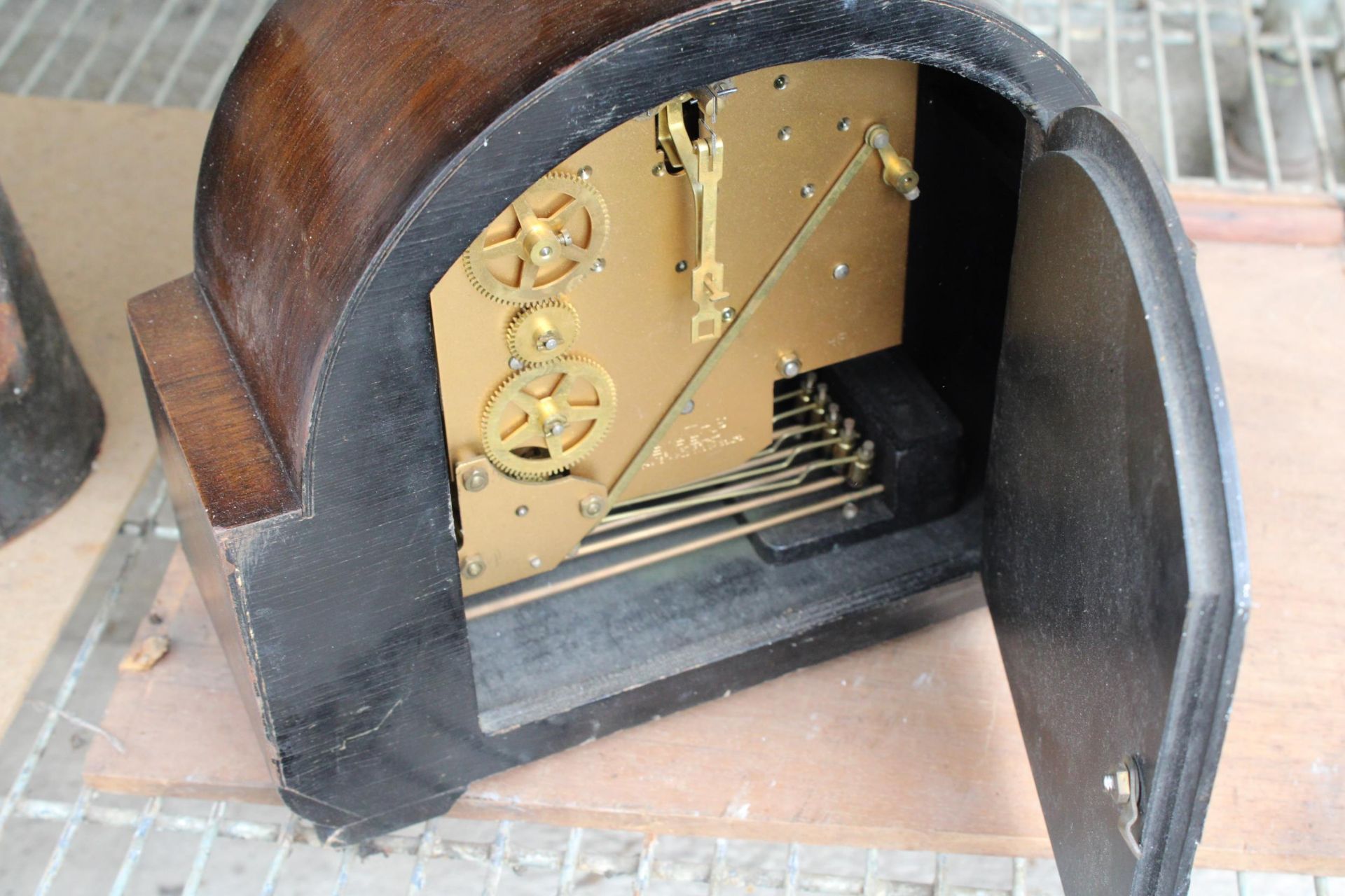 A MAHOGANY SMITHS WESTMINISTER CHIMING MANTLE CLOCK - Image 3 of 3