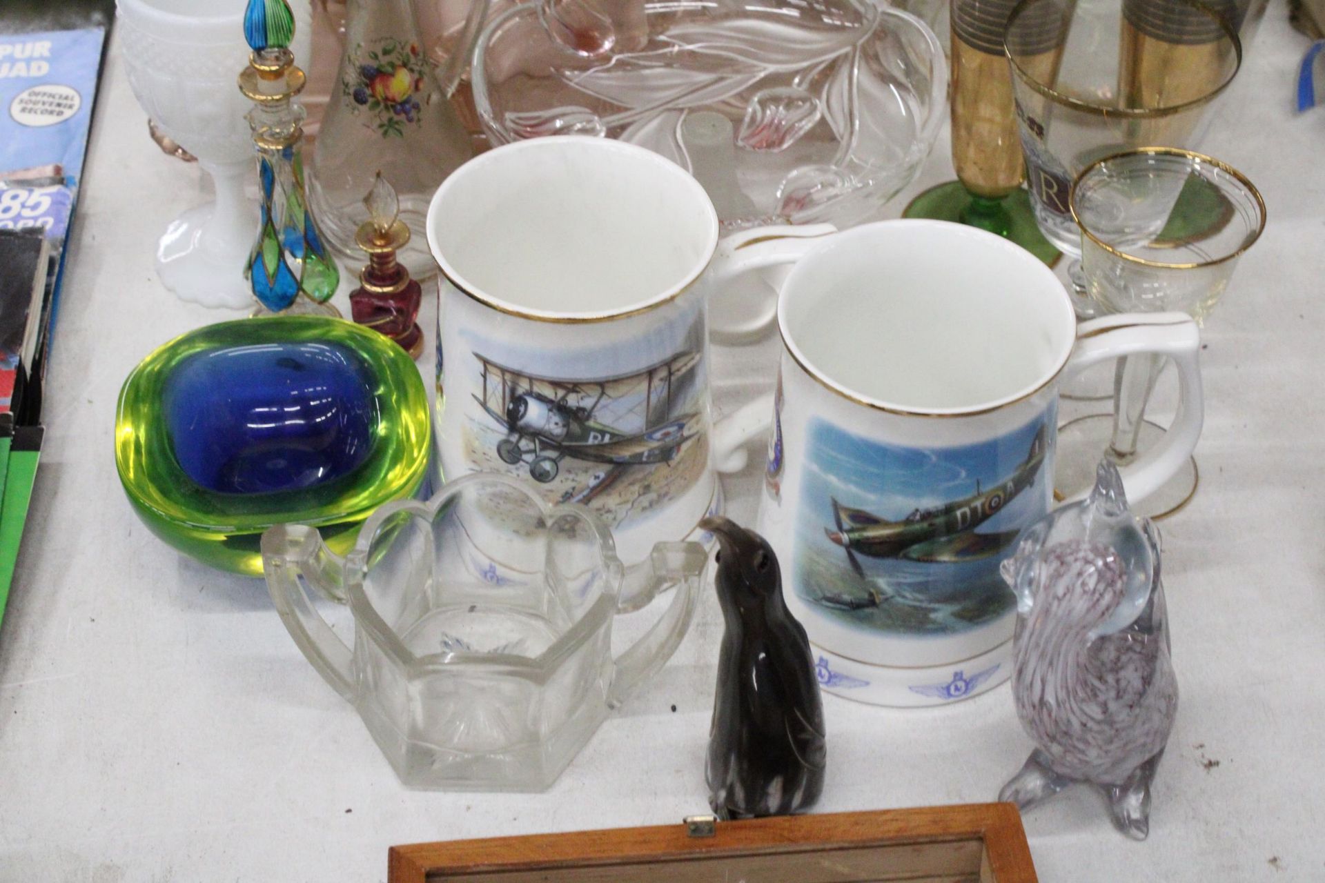 A QUANTITY OF ITEMS TO INCLUDE A GLASS DRESSING TABLE SET, DEMI JOHN, GLASSES, BOWLS, A CAT - Image 3 of 5