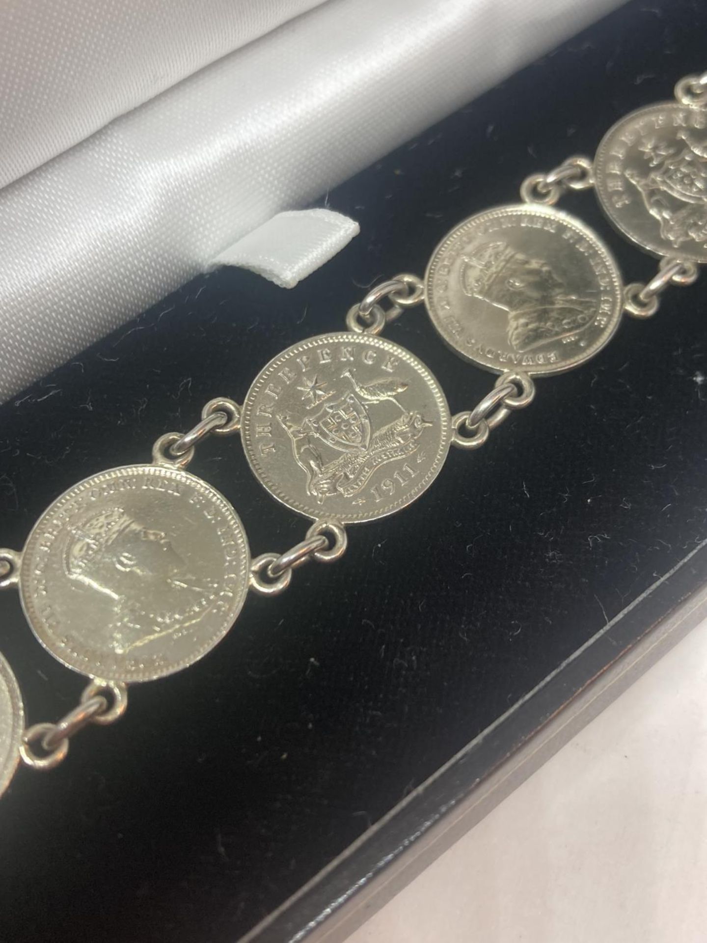 A THREE PENCE SILVER COIN BRACELET IN A PRESENTATION BOX - Image 5 of 8