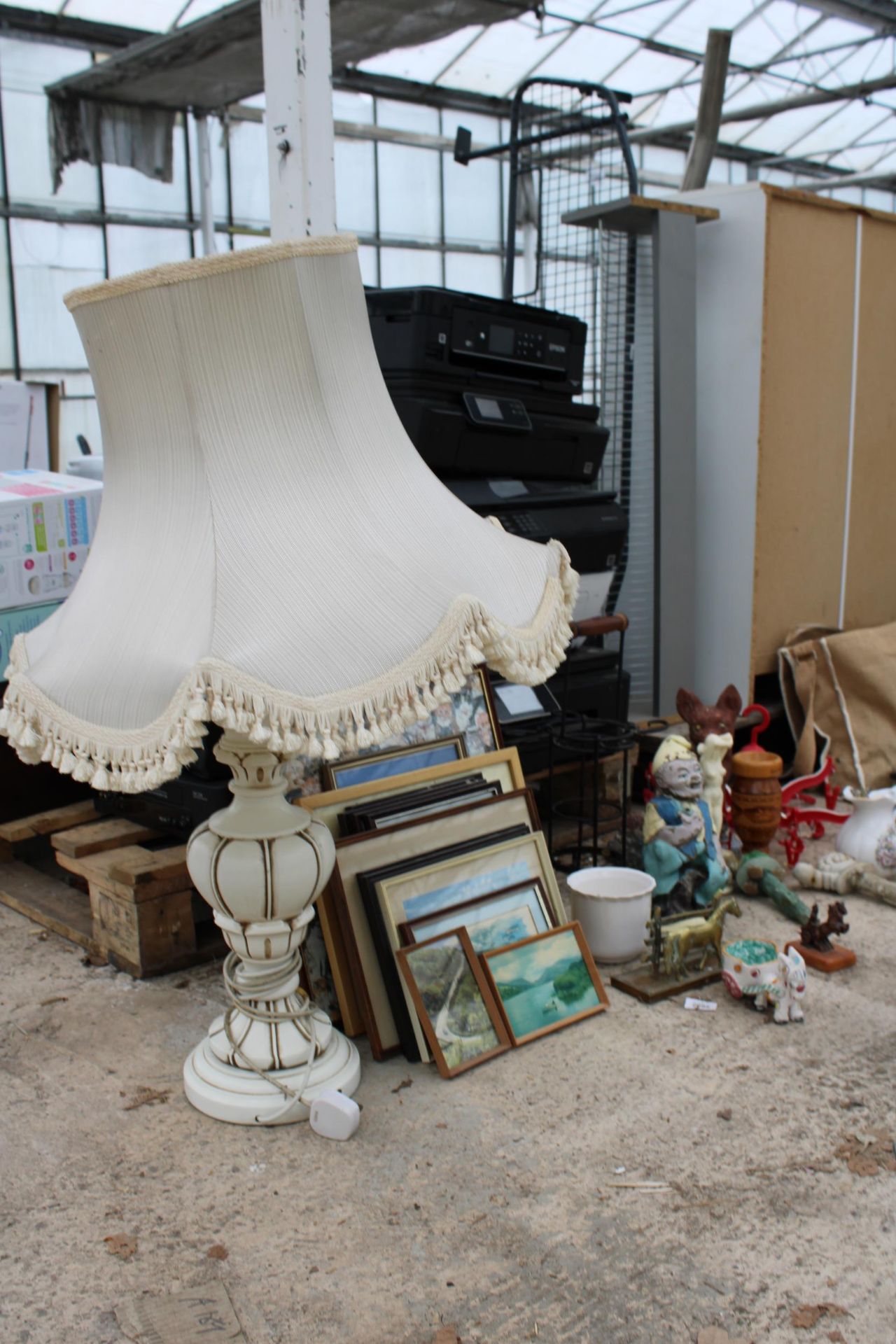 AN ASSORTMENT OF ITEMS TO INCLUDE A BRASS LETTER RACK, FRAMED PRINTS AND A LAMP ETC - Image 3 of 4