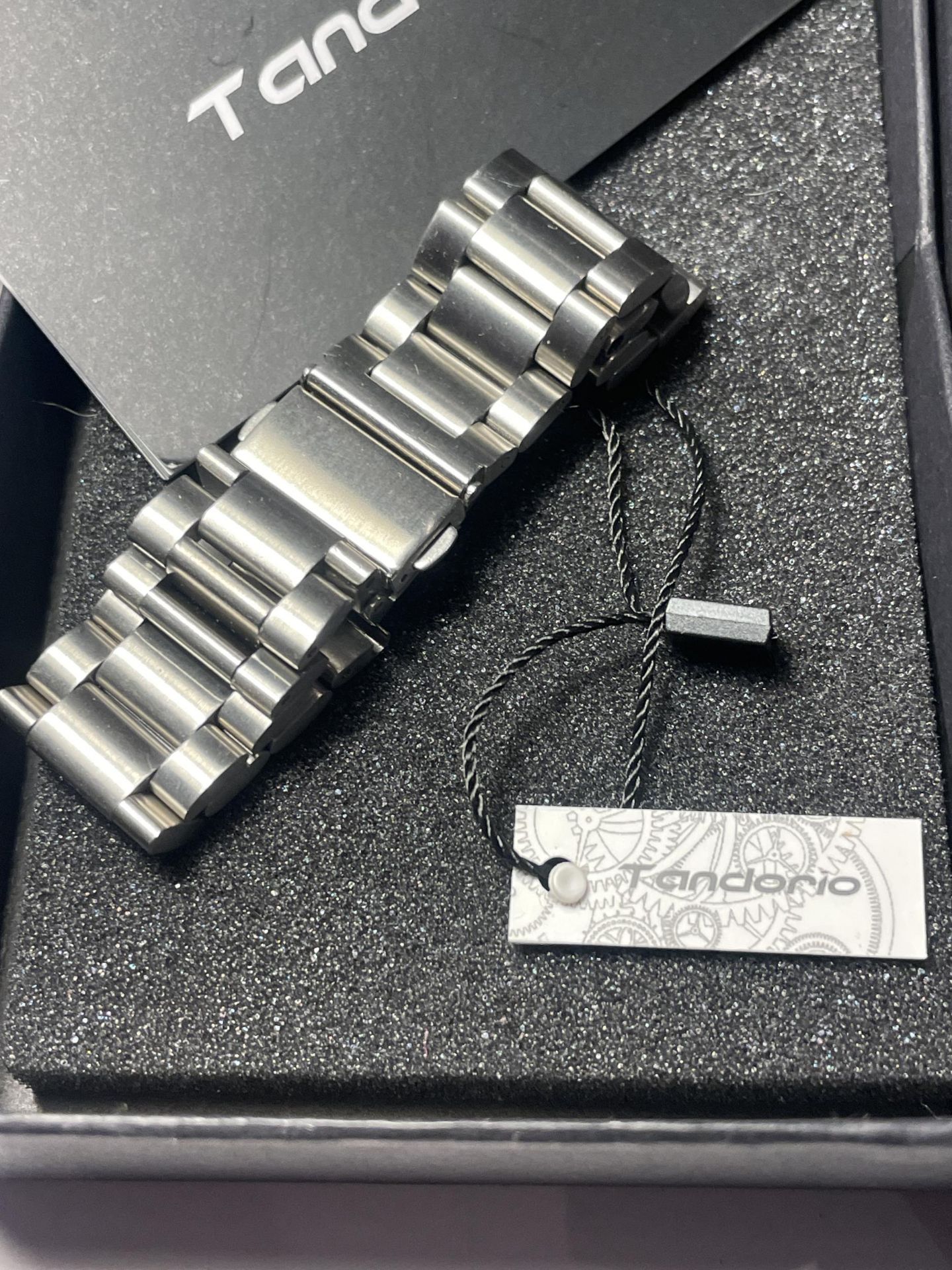 AN AS NEW AND BOXED TANDORIO WRIST WATCH WITH SPARE STRAP IN A PRESENTATION BOX SEEN WORKING BUT - Image 3 of 5