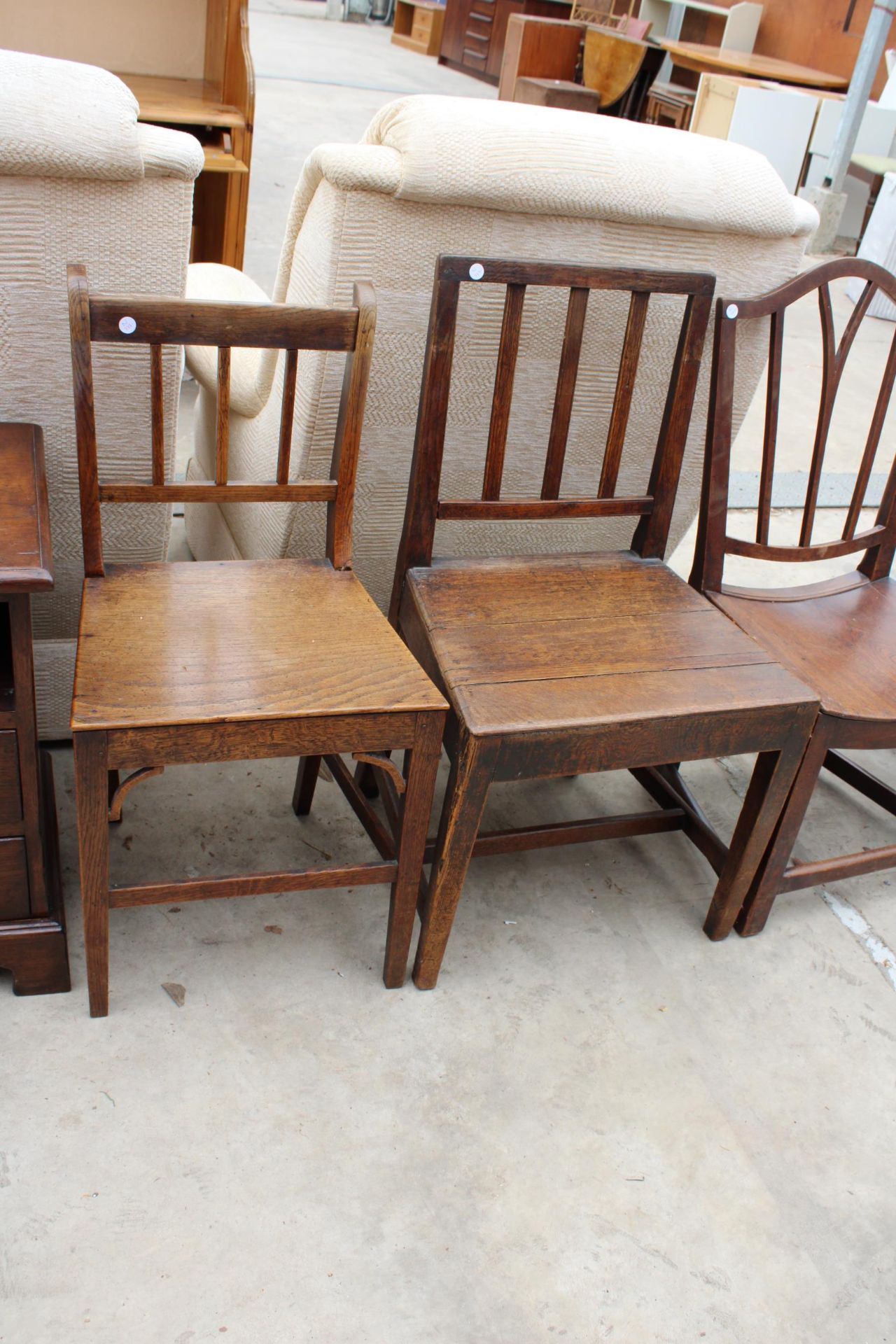 FOUR VARIOUS 19TH CENTURY ELM COUNTRY CHAIRS - Image 3 of 3