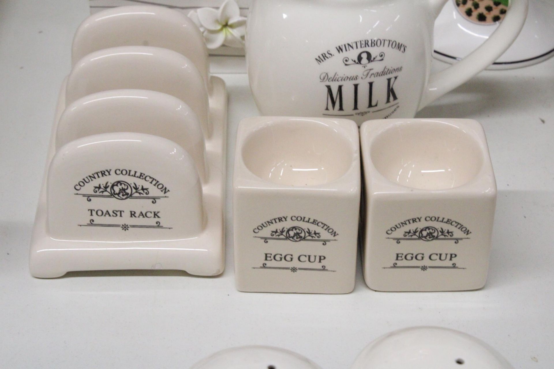 A SET OF MRS WINTERBOTTOM'S 'DELICIOUS TRADITIONS' TABLEWARE TO INCLUDE A MILK JUG, OIL AND - Image 3 of 5