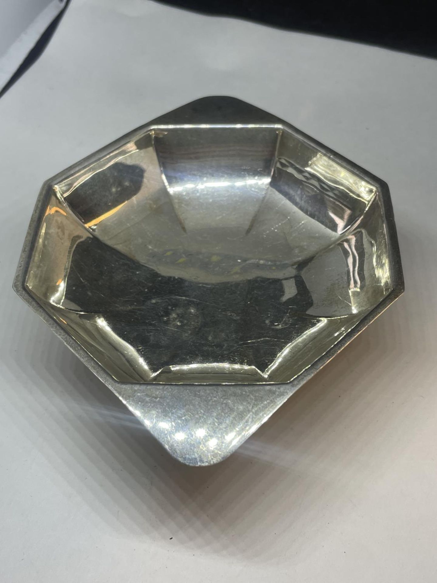A HALLMARKED LONDON SILVER OCTAGONAL FOOTED DISH GROSS WEIGHT 107.5 GRAMS - Image 4 of 4
