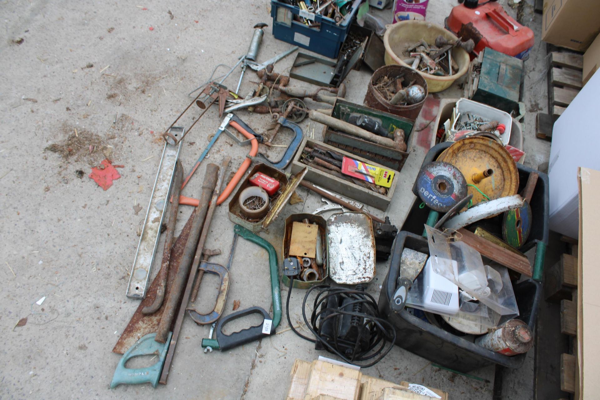 A LARGE ASSORTMENT OF VINTAGE TOOLS TO INCLUDE G CLAMPS, BRACE DRILLS, HAMMERS AND SPANNERS ETC - Image 2 of 3