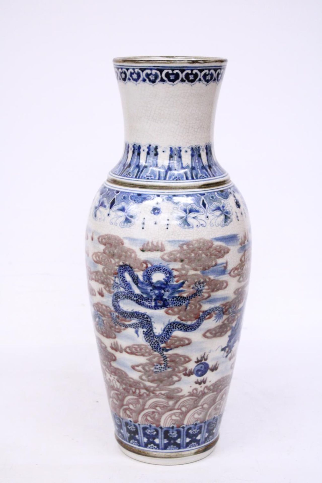 A LARGE PORCELAIN CHINESE GLAZED CRACKLEWARE VASE PORTRAYING DRAGONS WITH CHARACTER MARKS TO THE - Image 2 of 6