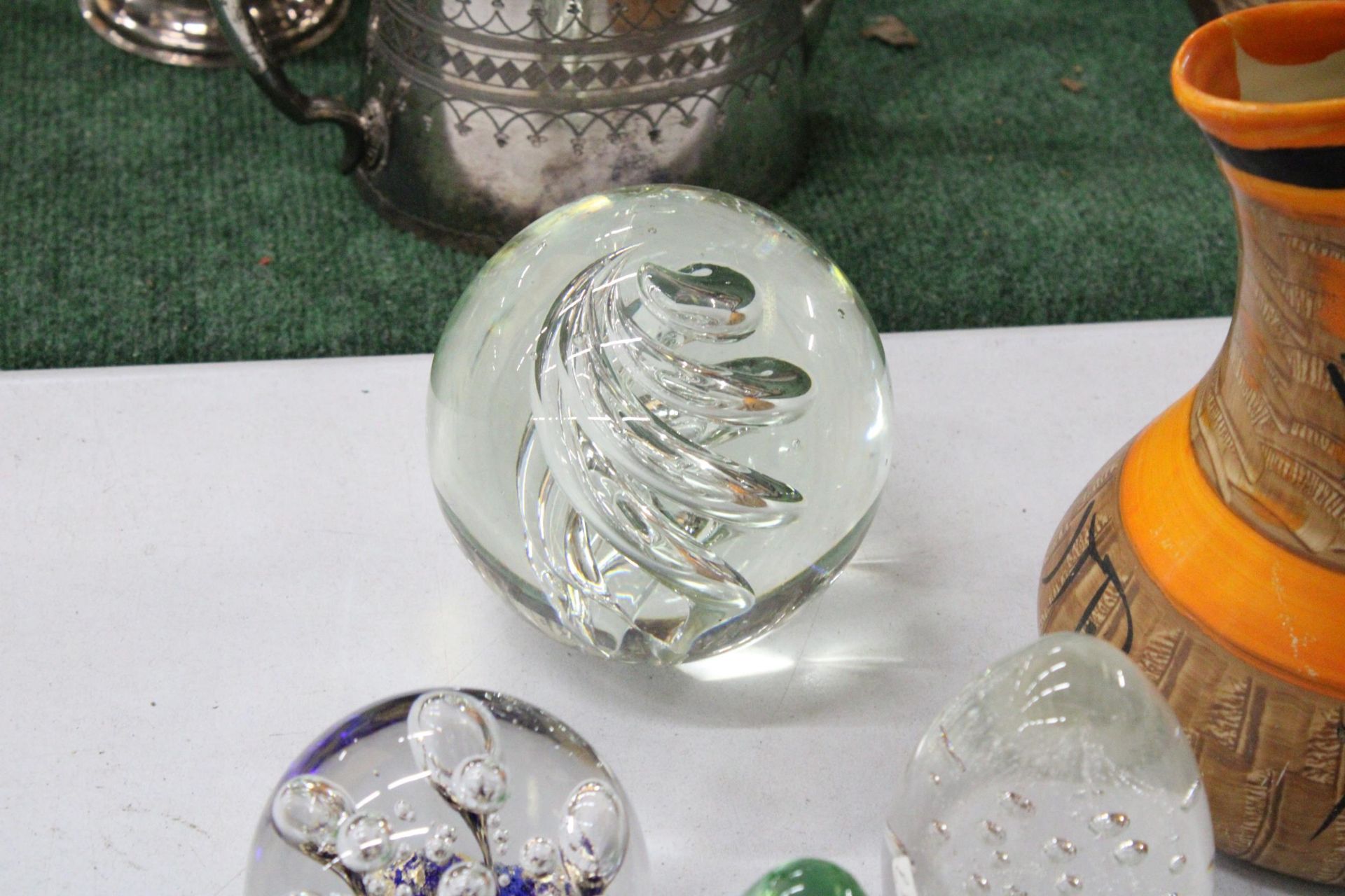A COLLECTION OF 10 GLASS PAPERWEIGHTS TO INCLUDE CONTROLLED BUBBLES, ETC - Image 4 of 5