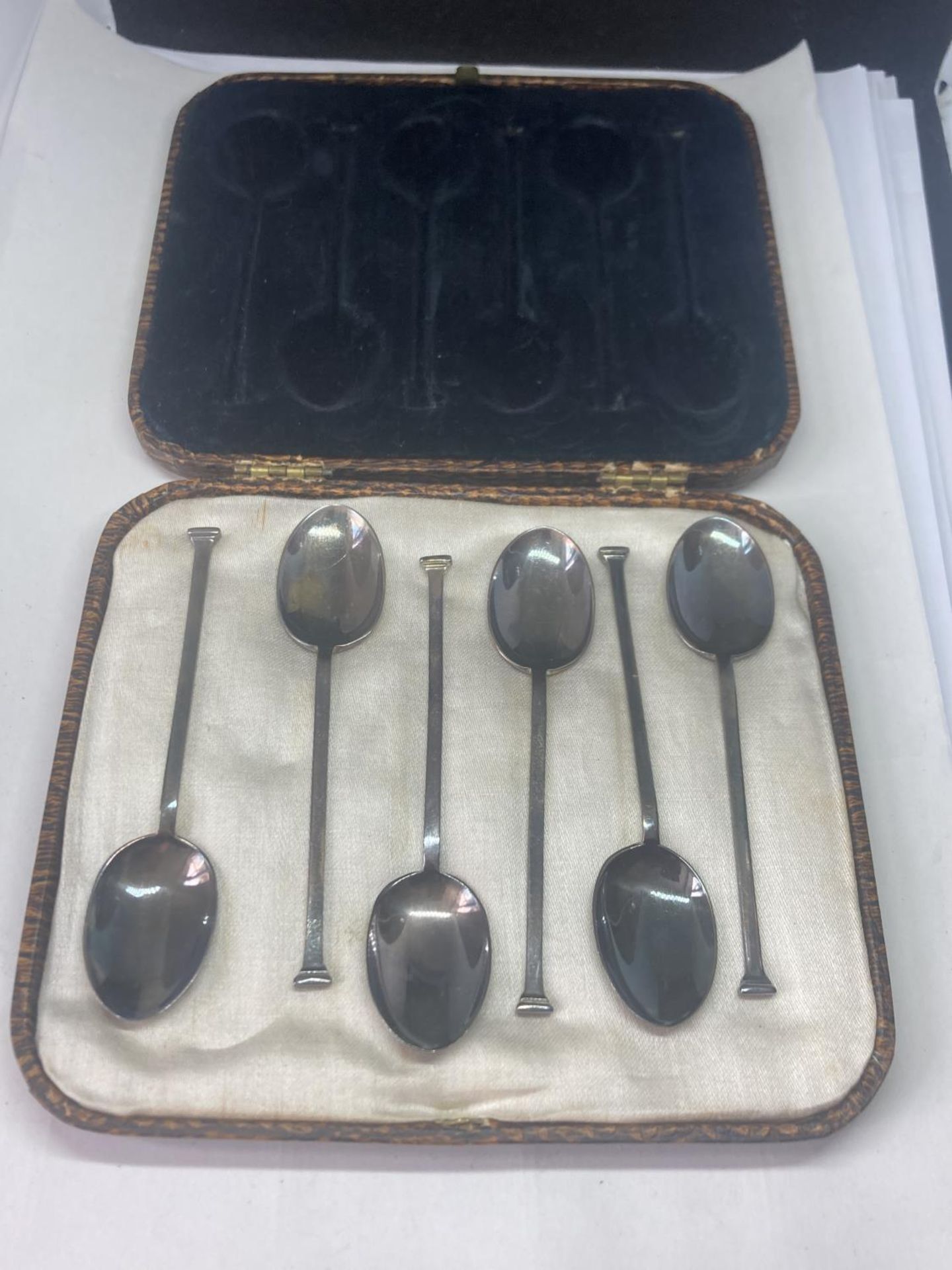 A SET OF HALLMARKED SHEFFIELD TEASPOONS IN A PRESENTATION BOX - Image 2 of 6